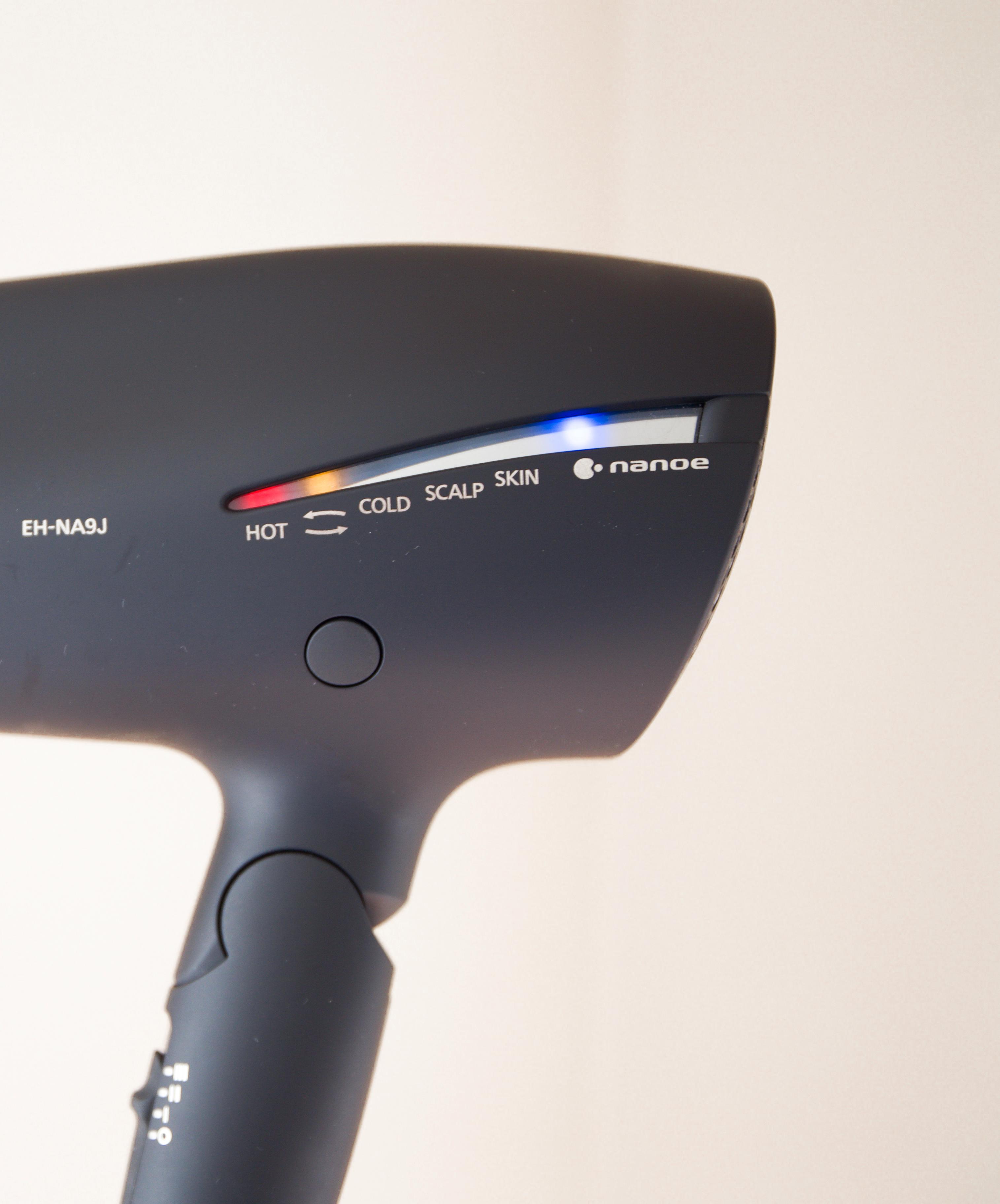 Med flere funksjoner utover å tørke håret, skiller Panasonic seg ut. Dette panelet viser hvilken funksjon som er i effekt. 