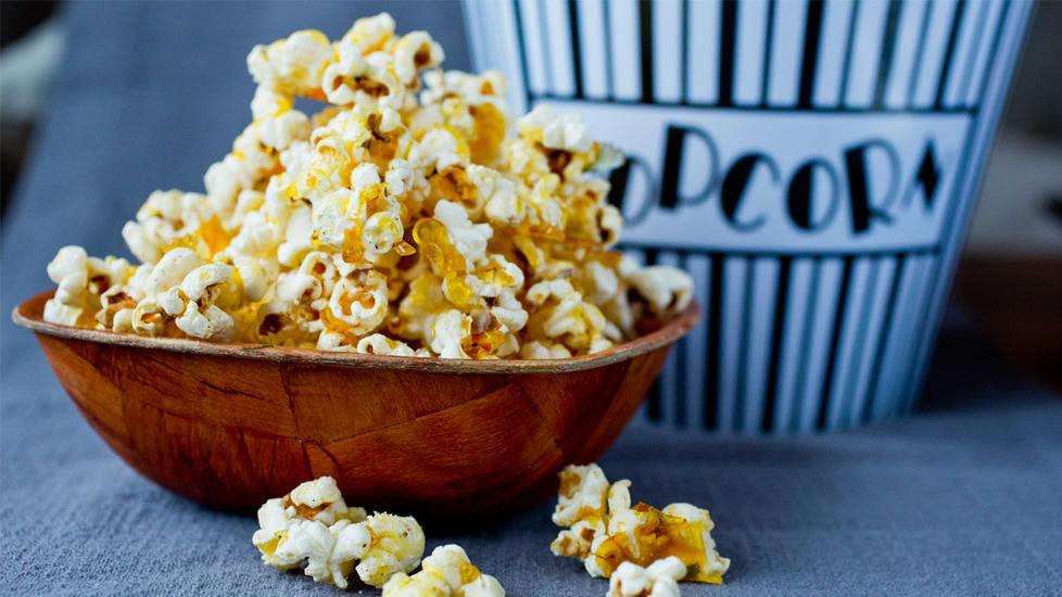FILM OG POPCORN: Lag karamellpopcorn og kryp opp i sofaen med en skikkelig koselig matfilm. Foto: Sara Johannessen/VG