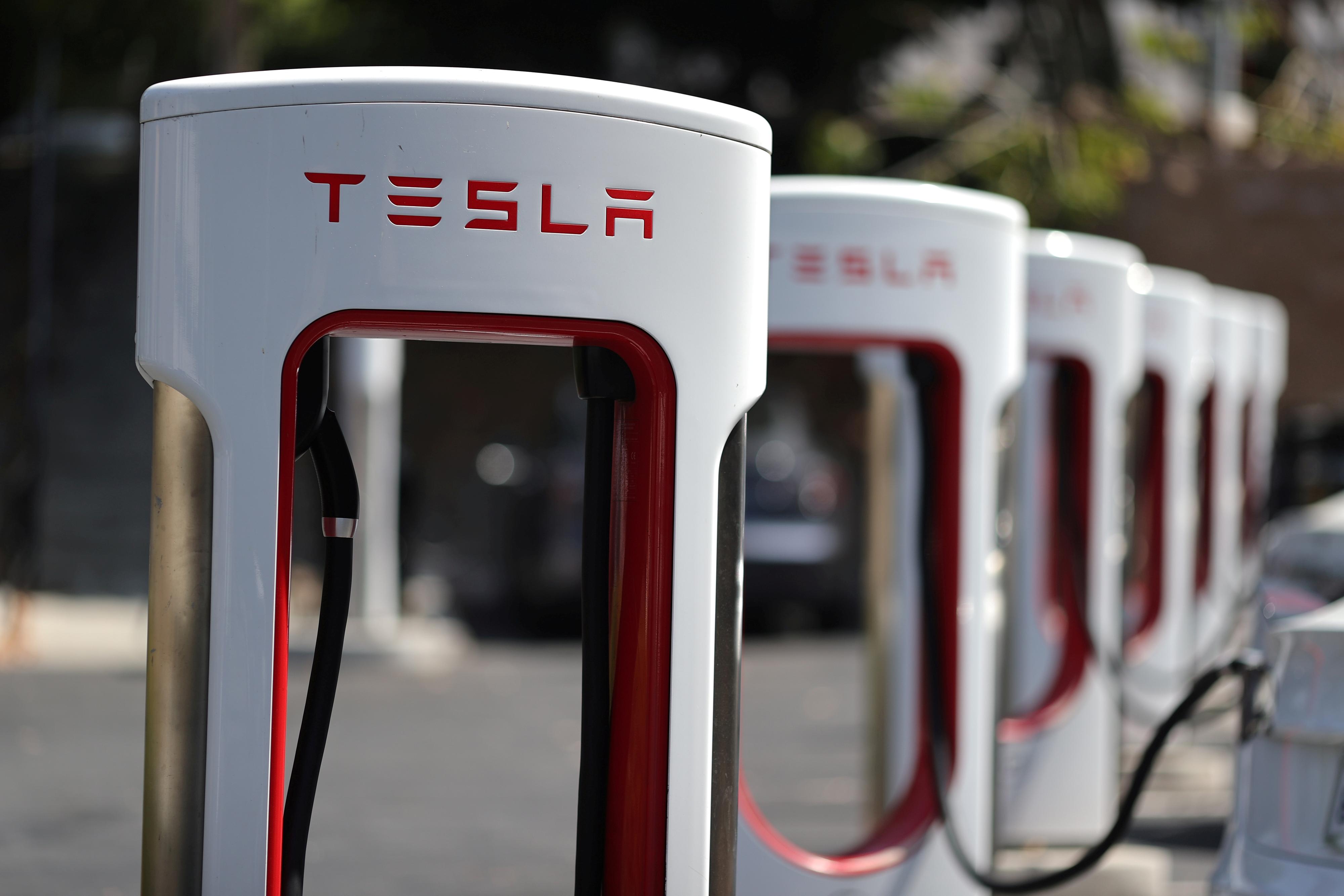 Teslas Supercharger-nettverk skal skrus opp fra 250 til 300 kilowatt, men det er foreløpig uvisst når. 