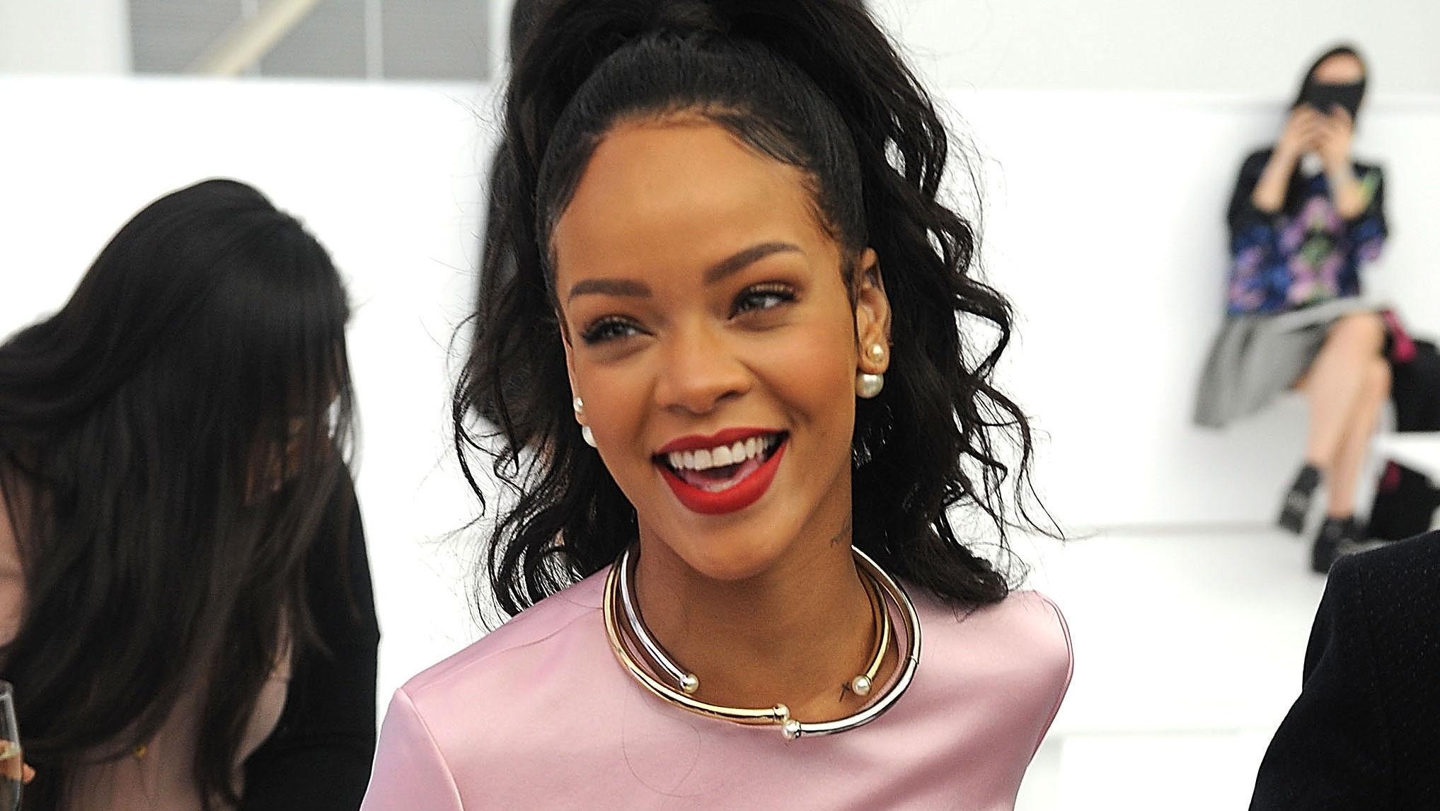 BLIR MOTEDESIGNER: Her er Rihanna avbildet på Dior Cruise 2015-moteshowet i New York. Foto: NTB Scanpix