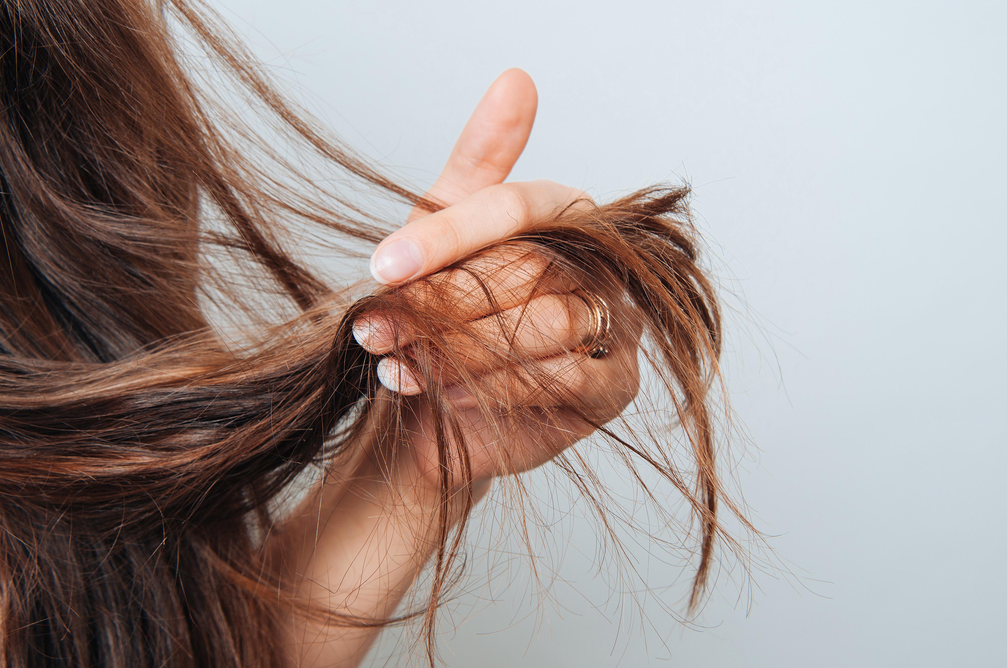 KLIPP ELLER KUR? Ekspertene mener at ingen produkter kan erstatte en hårklipp, men at riktige produkter kan hjelpe deg et stykke på veien. 