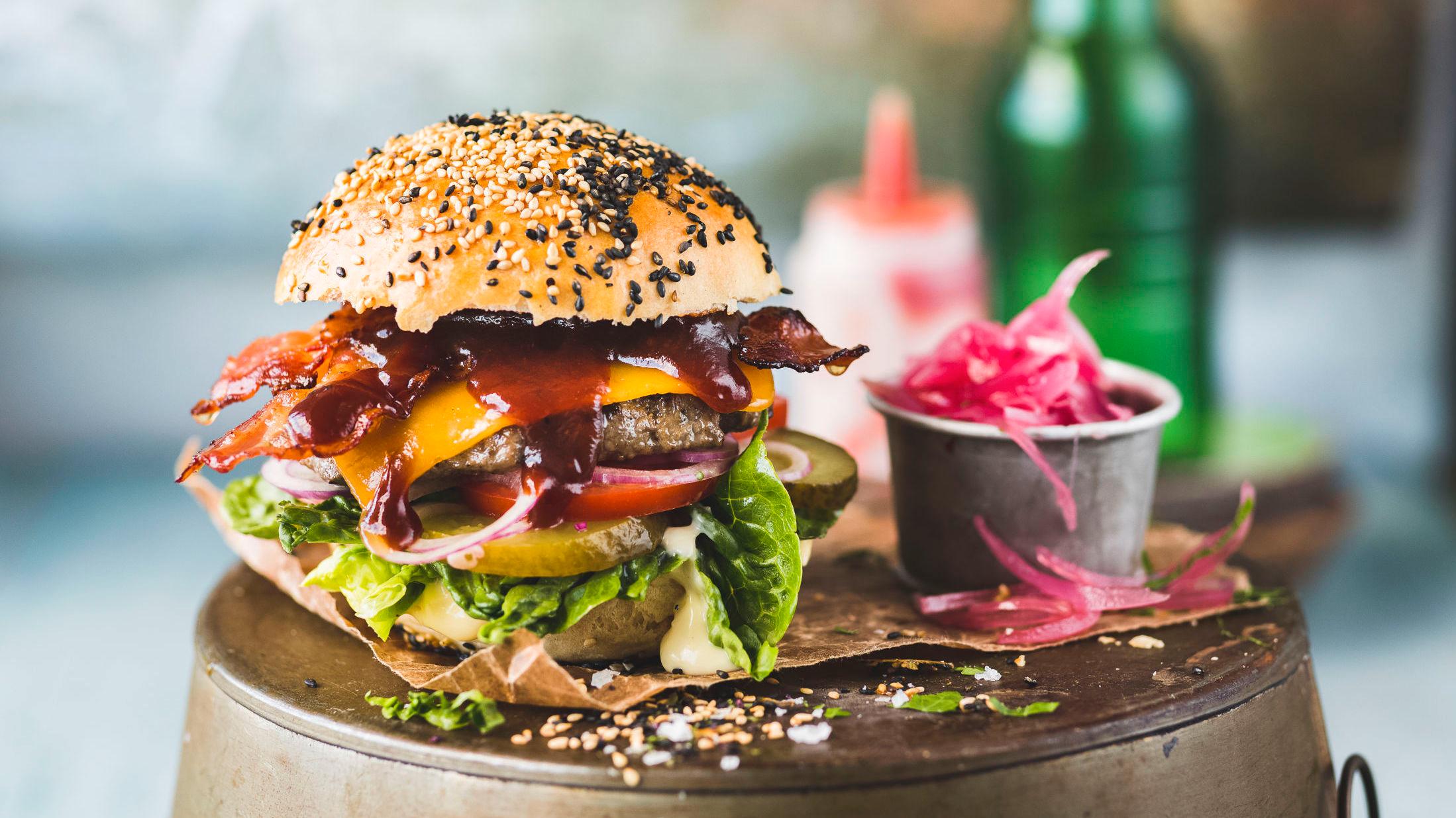 SAFTIG BURGER: En klassisk hamburger med ost og bacon er aldri feil. Foto: Krister Sørbø, VG