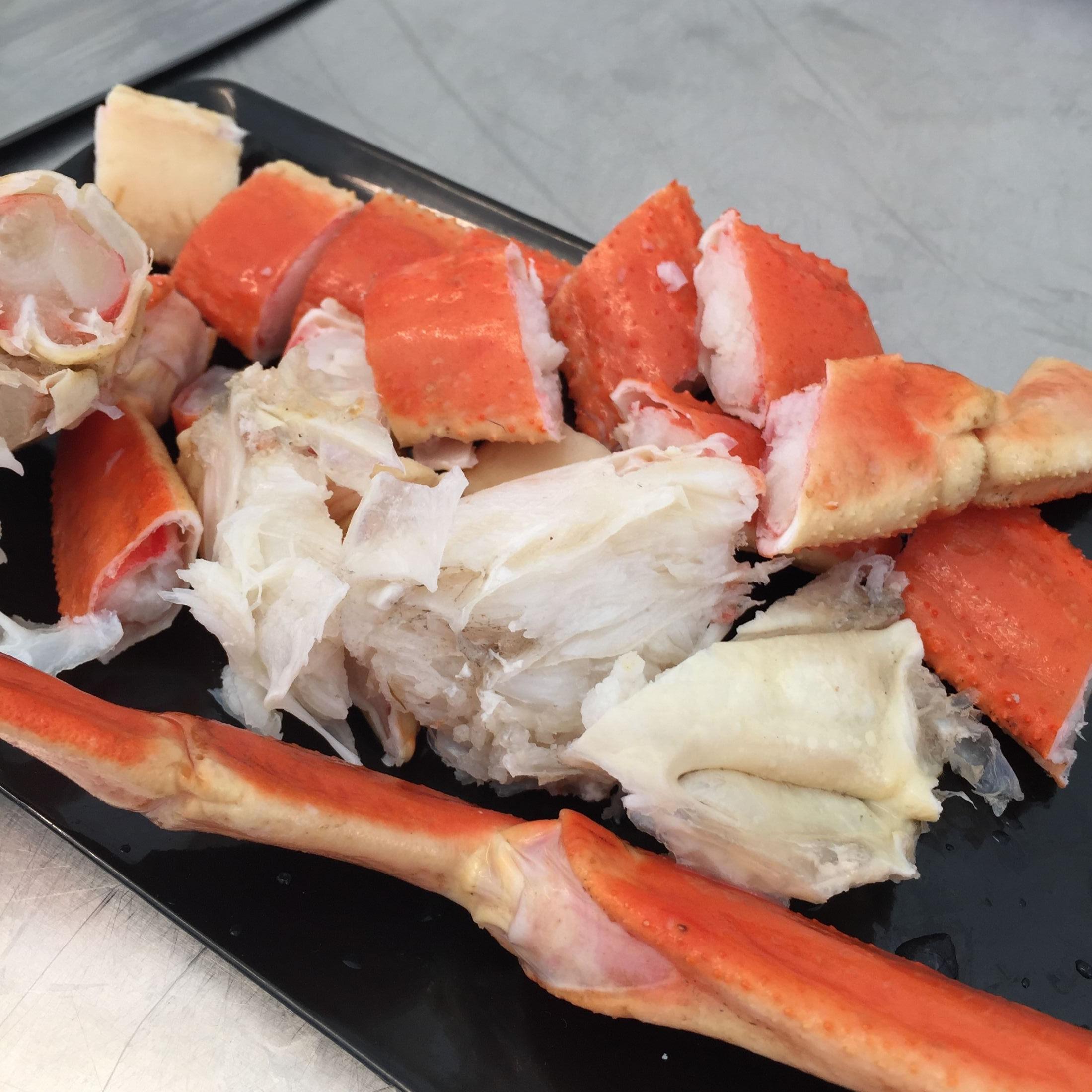 FRYS DEN FØRST: Snøkrabbekjøttet er hvitt og søtt. Det er lettest å få det ut av skallet om krabben har vært frossen før du skal spise den. Foto: Pia Cecilie Vabro/VG.