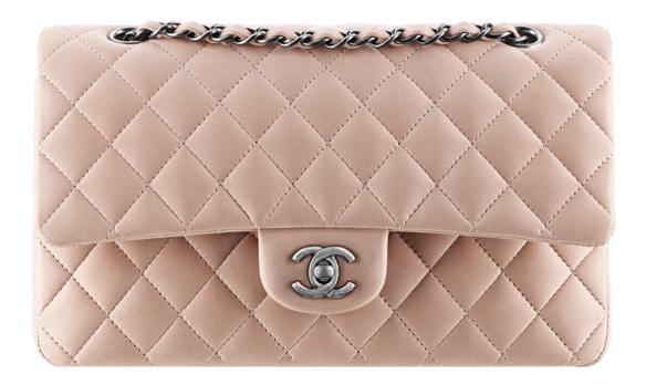 DENNE SESONGEN: Den klassiske Chanel-vesken kommer i nye farger hver sesong - denne høsten er det blant annet dus rosa og sølv som gjelder. Foto: Chanel.com