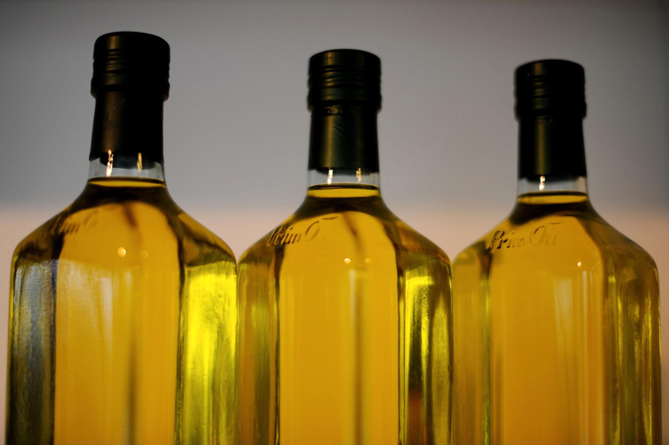 JEVN TEMPERATUR: Olivenolje bør ikke utsettes for varme, men heller ikke kulde. Unngå å ha den ved kjøkkenvinduet om sommeren når solen steker. Foto: Frank May / NTB scanpix