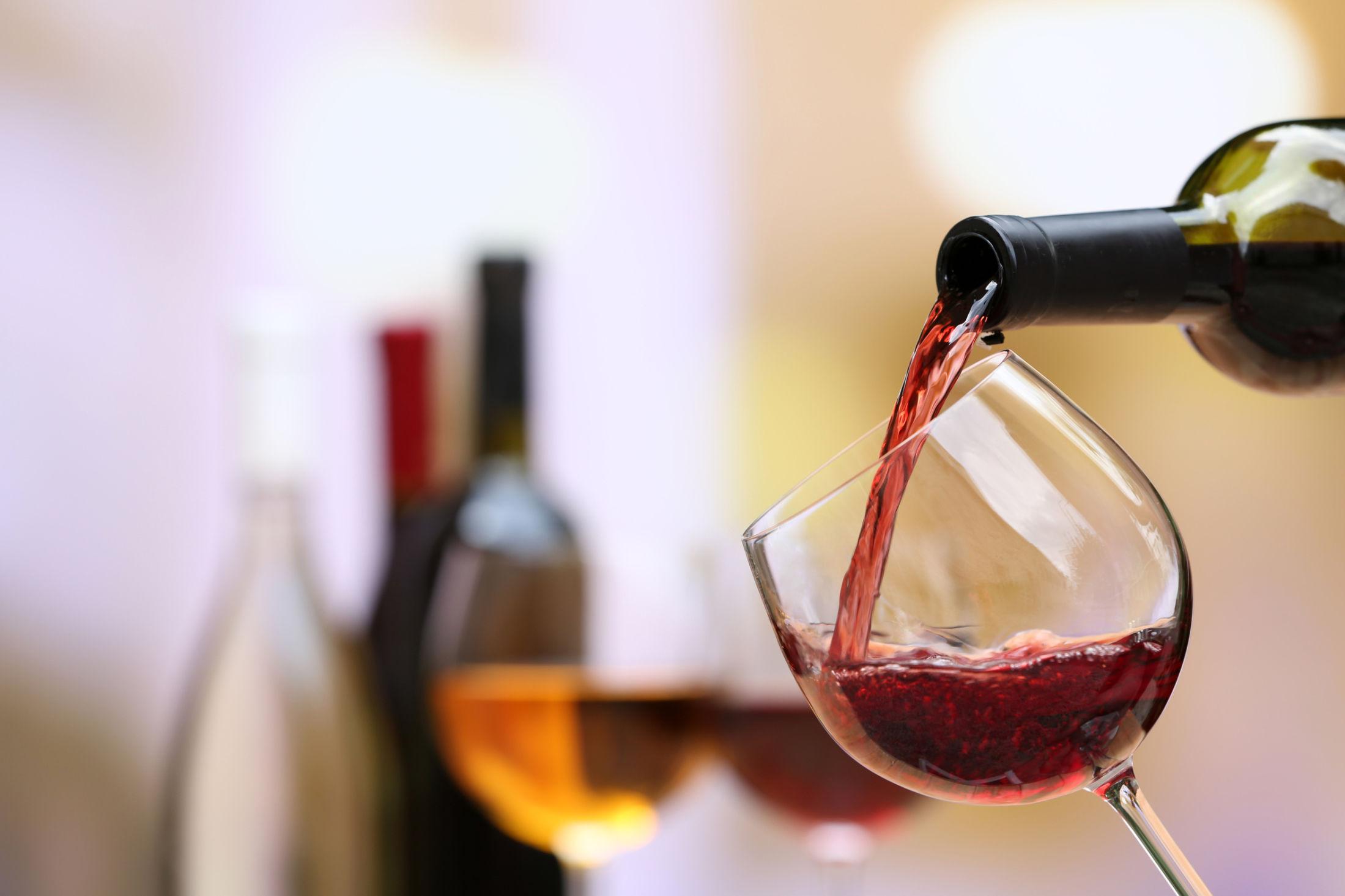 BILLIG GLEDE: Du trenger ikke å blakke deg helt for å nyte god vin, her får du ti tips til gode viner som koster under 200 kroner. Foto: NTB Scanpix.