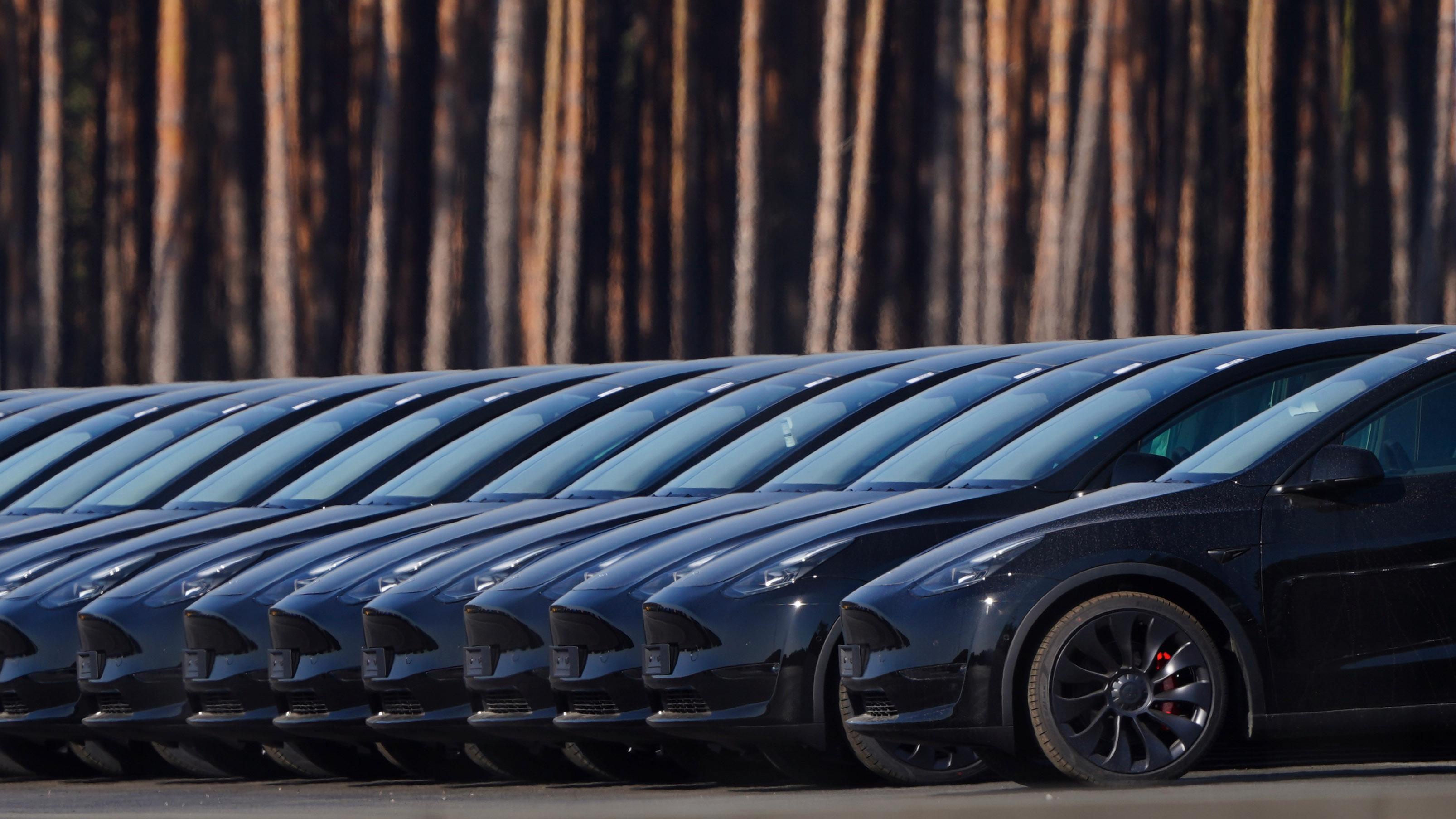 Tesla Model Y-biler står oppstilt utenfor fabrikken i Brandenburg.