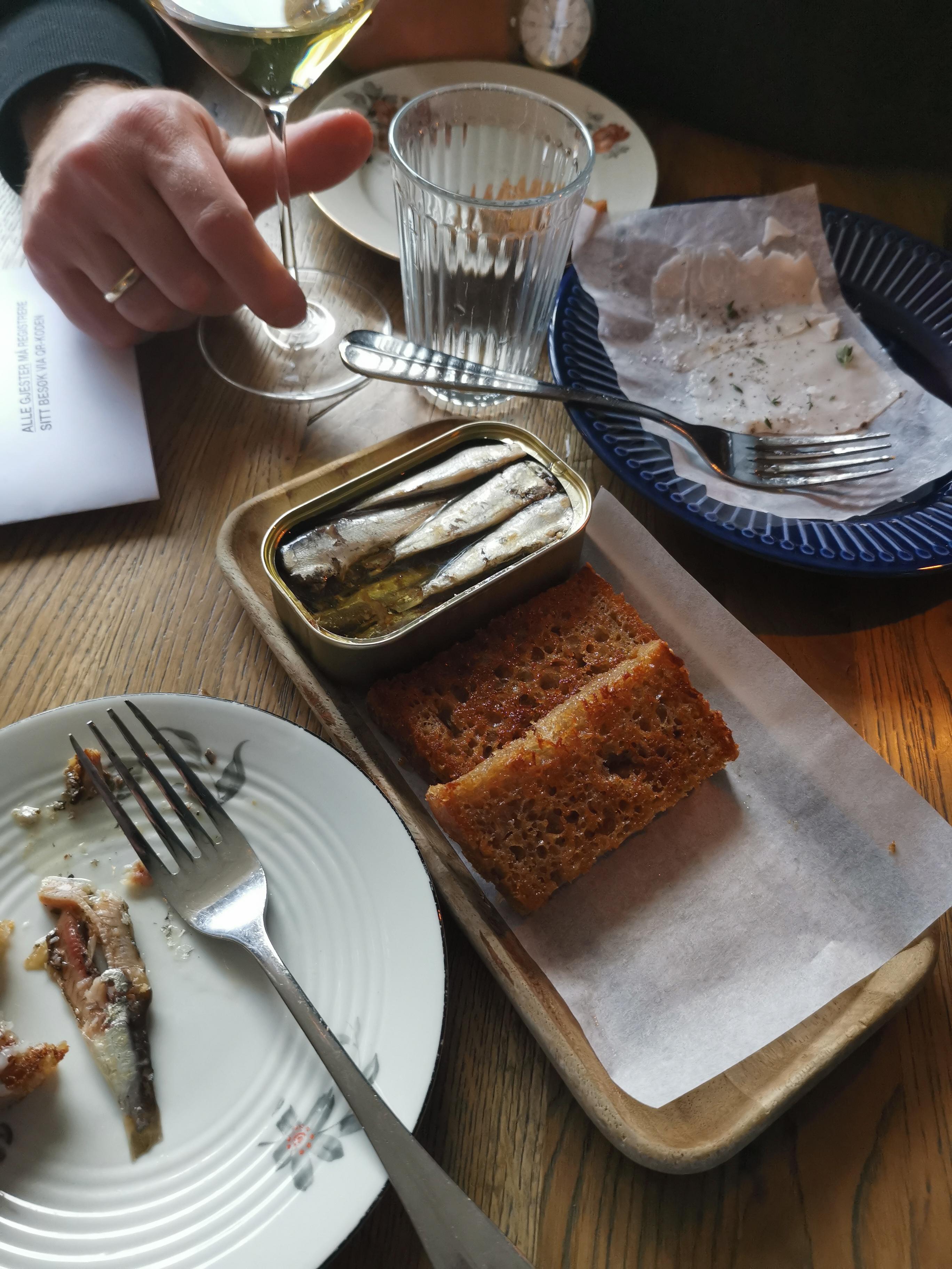 Lardo, sardiner og rista brød på Spontan