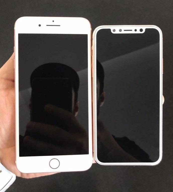 iPhone 7 Plus til venstre (5,5 tommer skjerm) , iPhone 8 dummy til høyre (5,8 tommer skjerm)