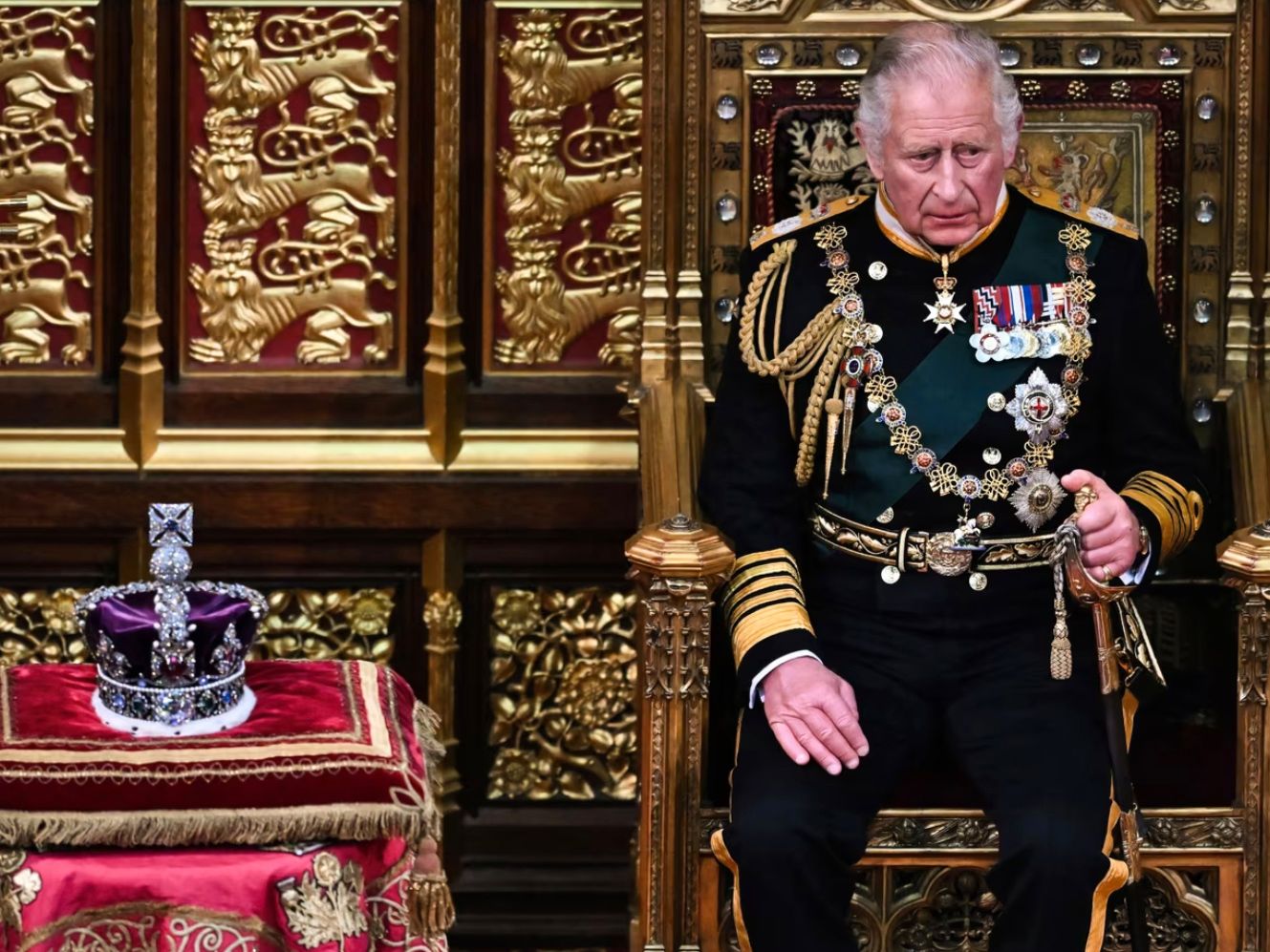 Prins Charles kröns till kung Charles.