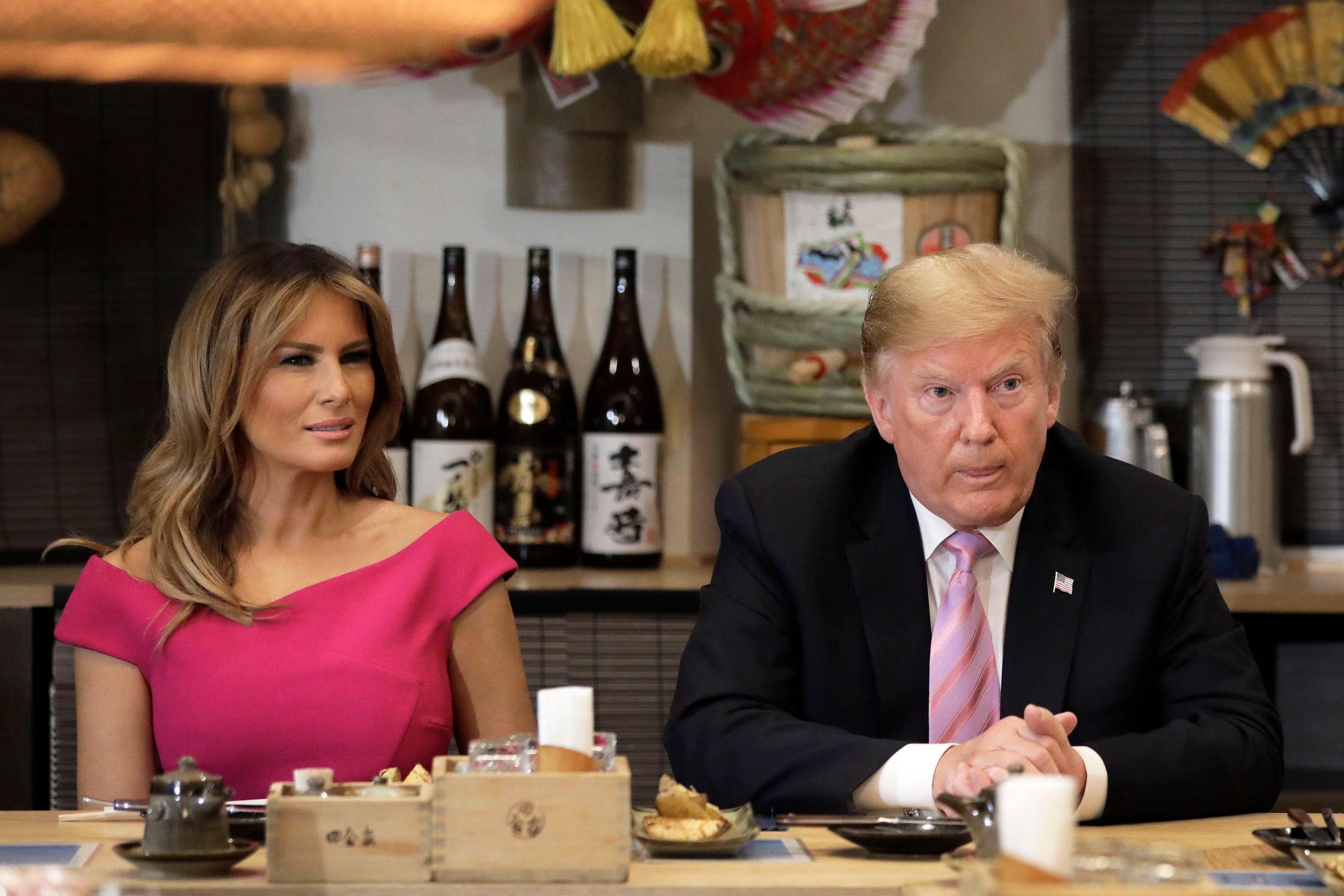 PÅ MIDDAG: Melania og Donald Trump på restaurant i Japan. Foto: EPA