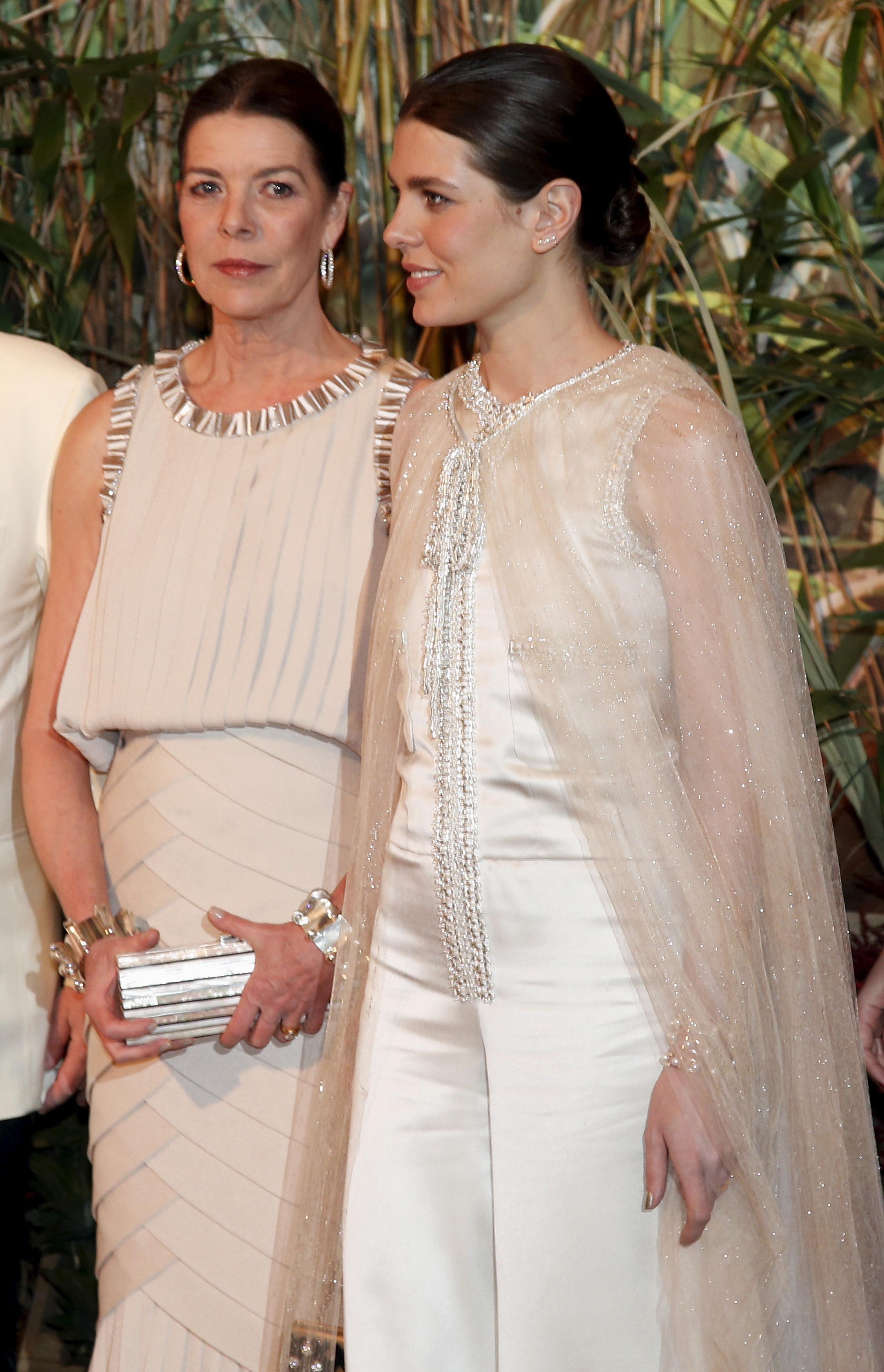 Prinsesse Caroline av Hannover og Charlotte på ball i Monaco i 2016. Begge i kreasjoner fra Chanel.