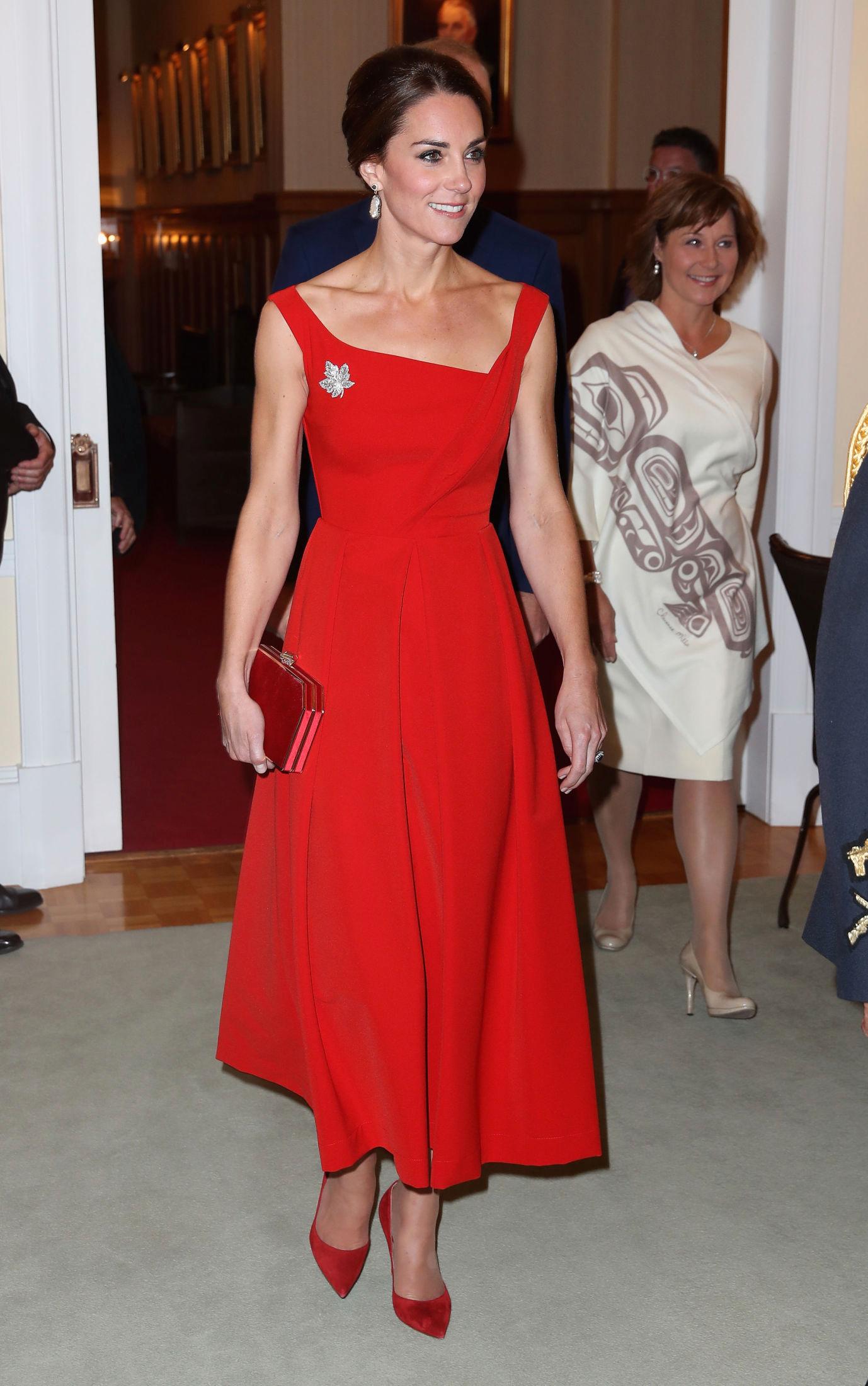 LADY IN RED: Kate matchet Preen-kjolen med de samme røde skoene fra tidligere på dagen og en rød konvoluttveske. Foto: Getty Images