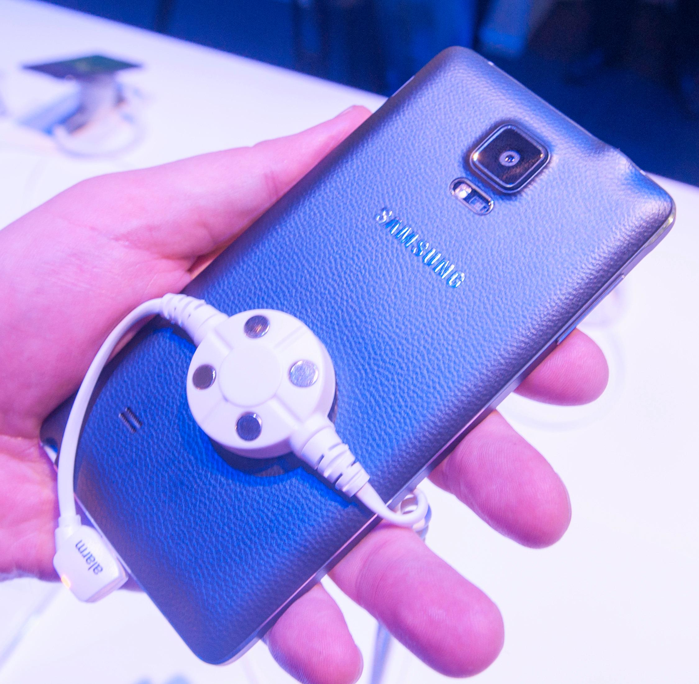 Slik ser den sorte Galaxy Note 4-modellen ut på baksiden. Fingeravtrykksensoren kan brukes som utløserknapp for frontkameraet.Foto: Finn Jarle Kvalheim, Amobil.no