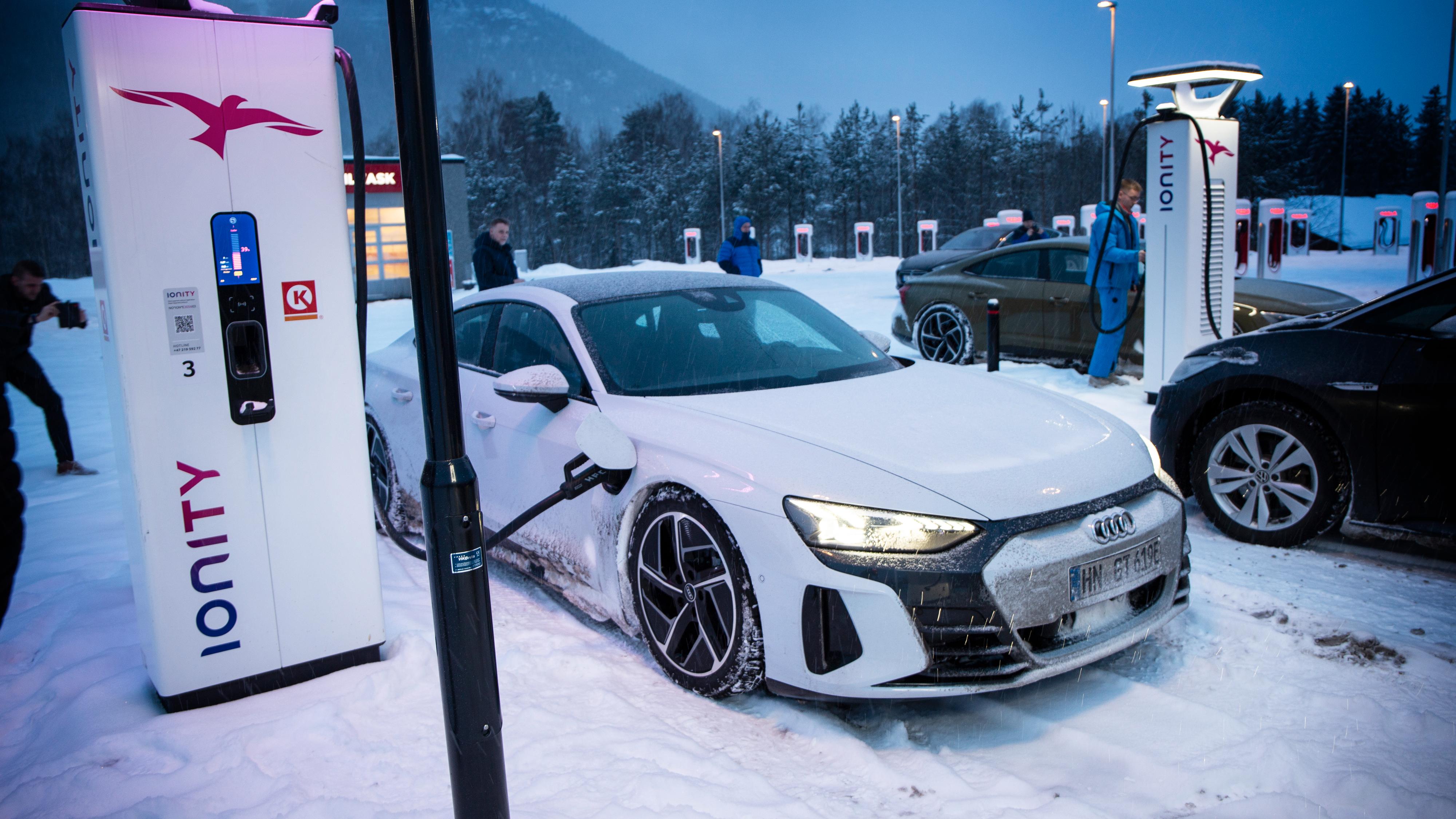 Hurtiglading om vinteren er et eget kapittel i sagaen om elbilene. Nå har NAF og Motor testet hvilke biler som kan kjøre lengst på 25 minutters lading. Audi e-tron GT (bildet) kom godt ut. 
