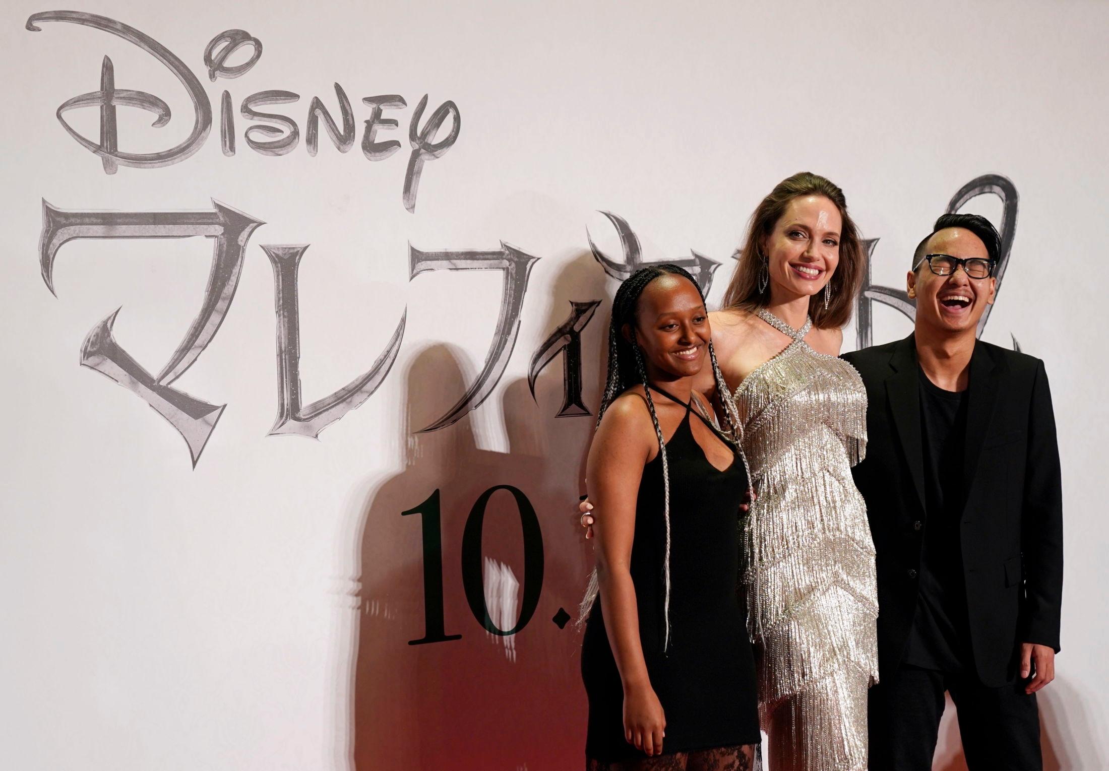MED MAMMA PÅ JOBB: Angelina Jolie poserte med barna Zahara Marley (t.v.) og Maddox Chivan på den røde løperen.