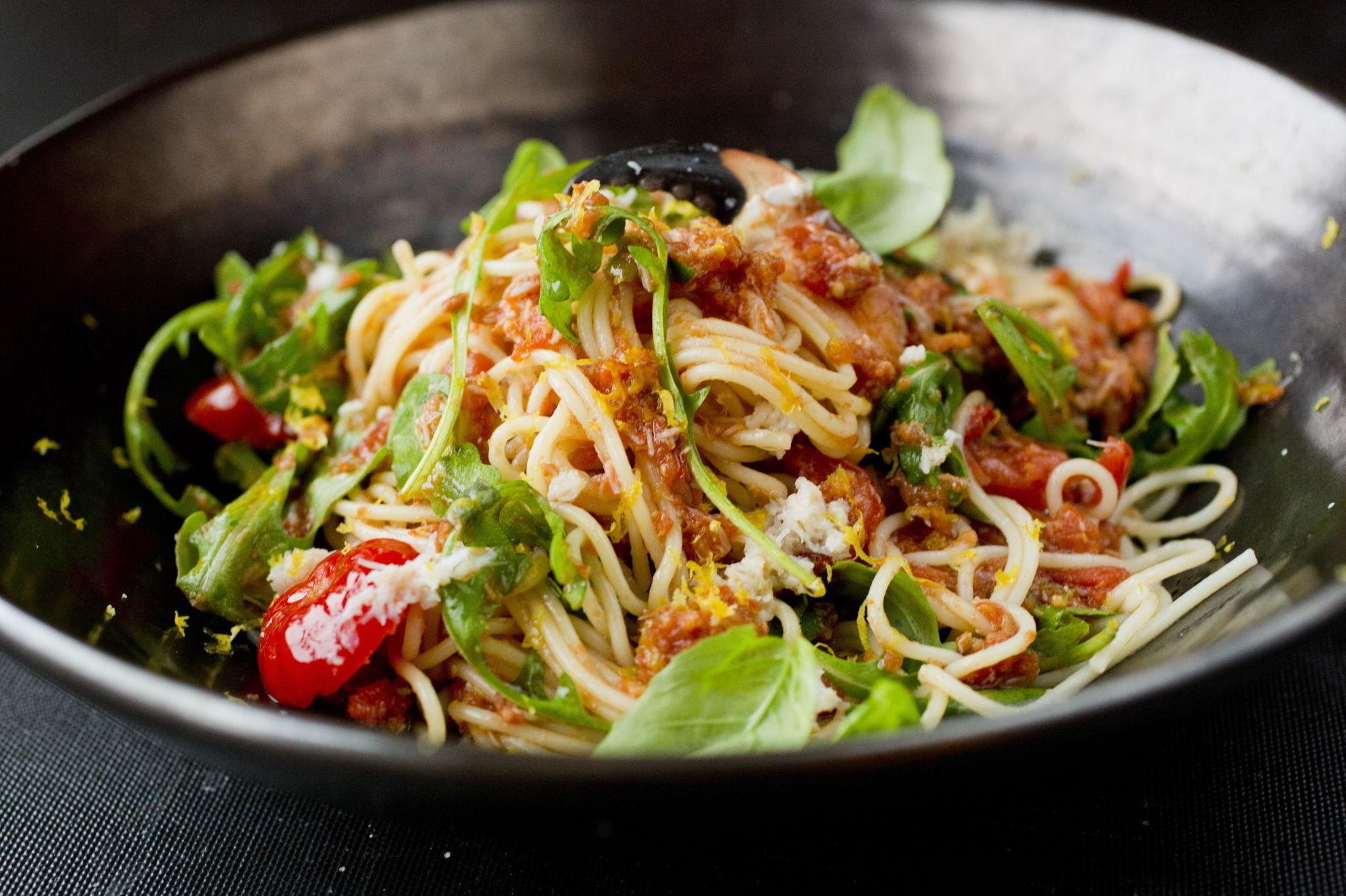 KRABBEPASTA: Hvem sier at spaghetti i tomatsaus bare kan lages med kjøttdeig? Prøv en ny vri med krabbe og masse god smak. Foto: Sara Johannessen/VG