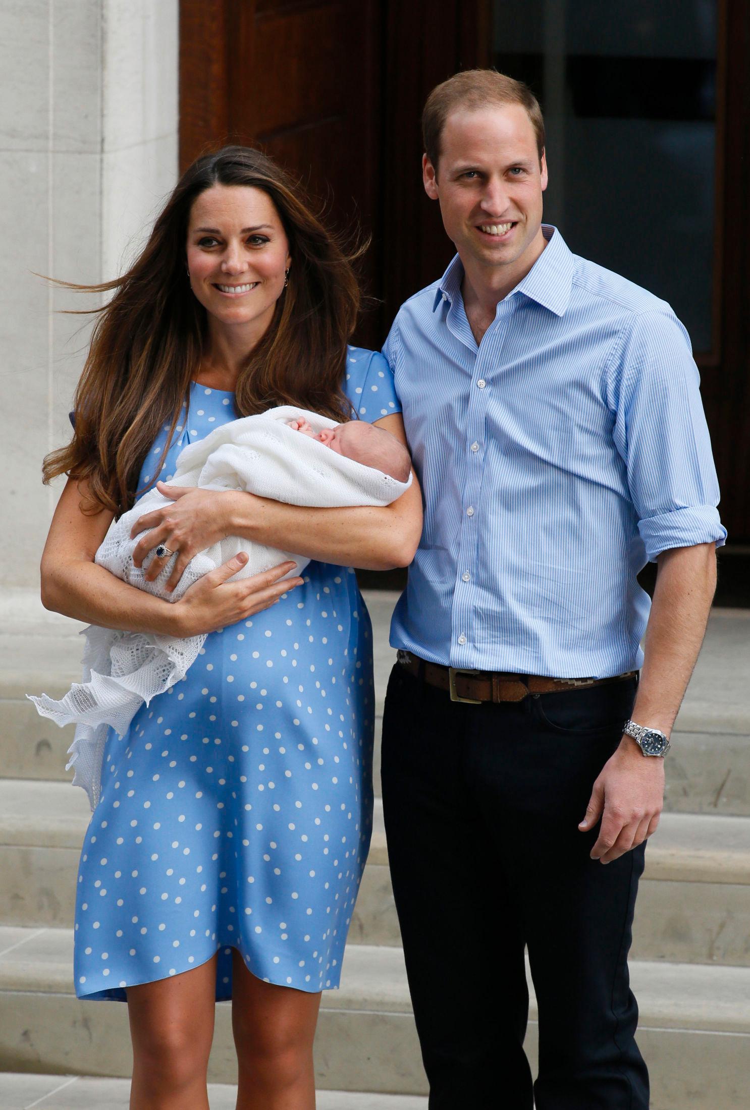 VISTE FRAM GEORGE: Hertuginne Kate og hertug William dagen etter fødselen av prins George. Kate hadde på seg en prikkete kjole fra favorittdesigner Jenny Packham. Foto: AP