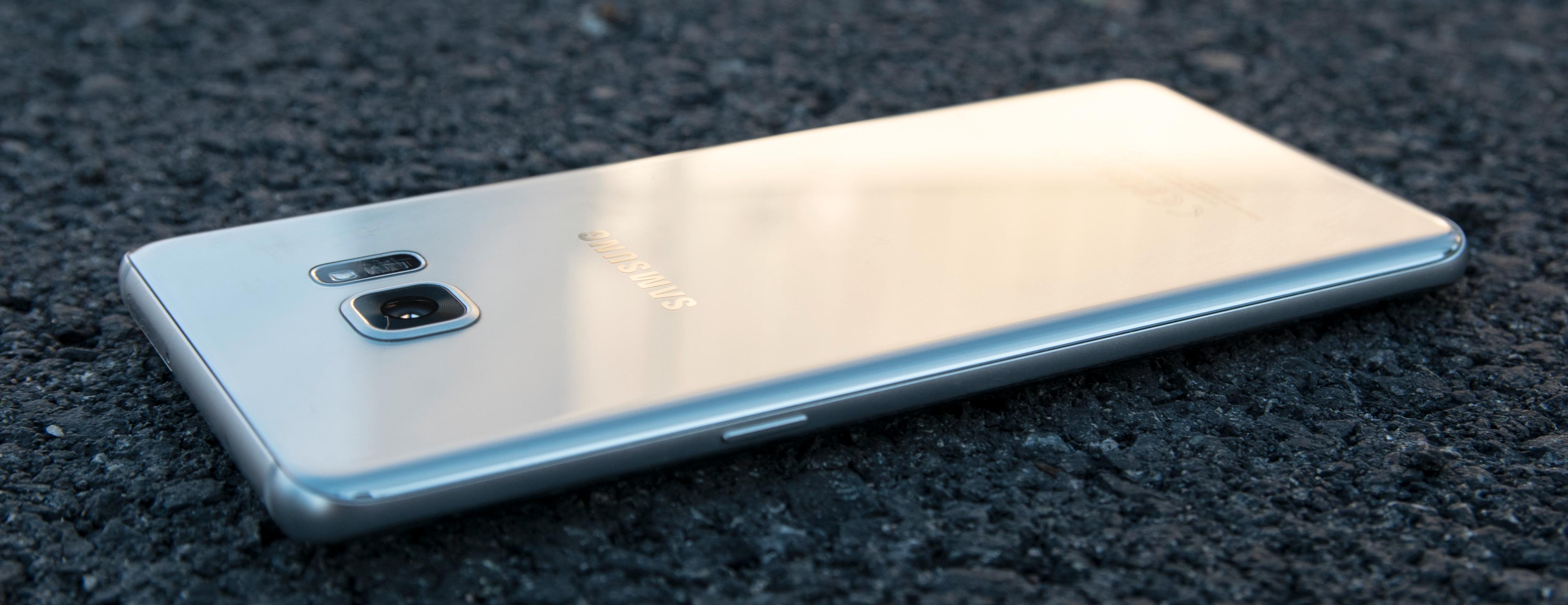 Galaxy Note 7 kommer i en ekstremt blank sølvvariant, som er den vi har brukt mest under testen. Den er kjempeflink til å samle fingeravtrykk, men heldigvis er den enkel å pusse ren igjen med et hurtig sveip over jakken eller buksen.