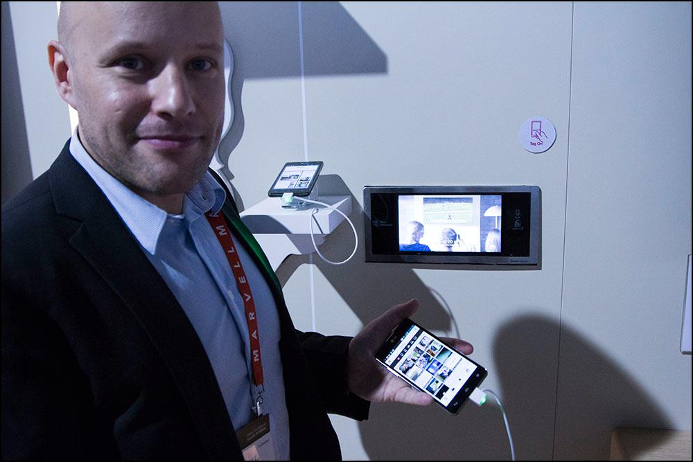Christian Nilsson fra LG viser hvordan vi kunne sende bildet fra mobilen til kjøleskapsskjermen.Foto: Niklas Plikk, hardware.no