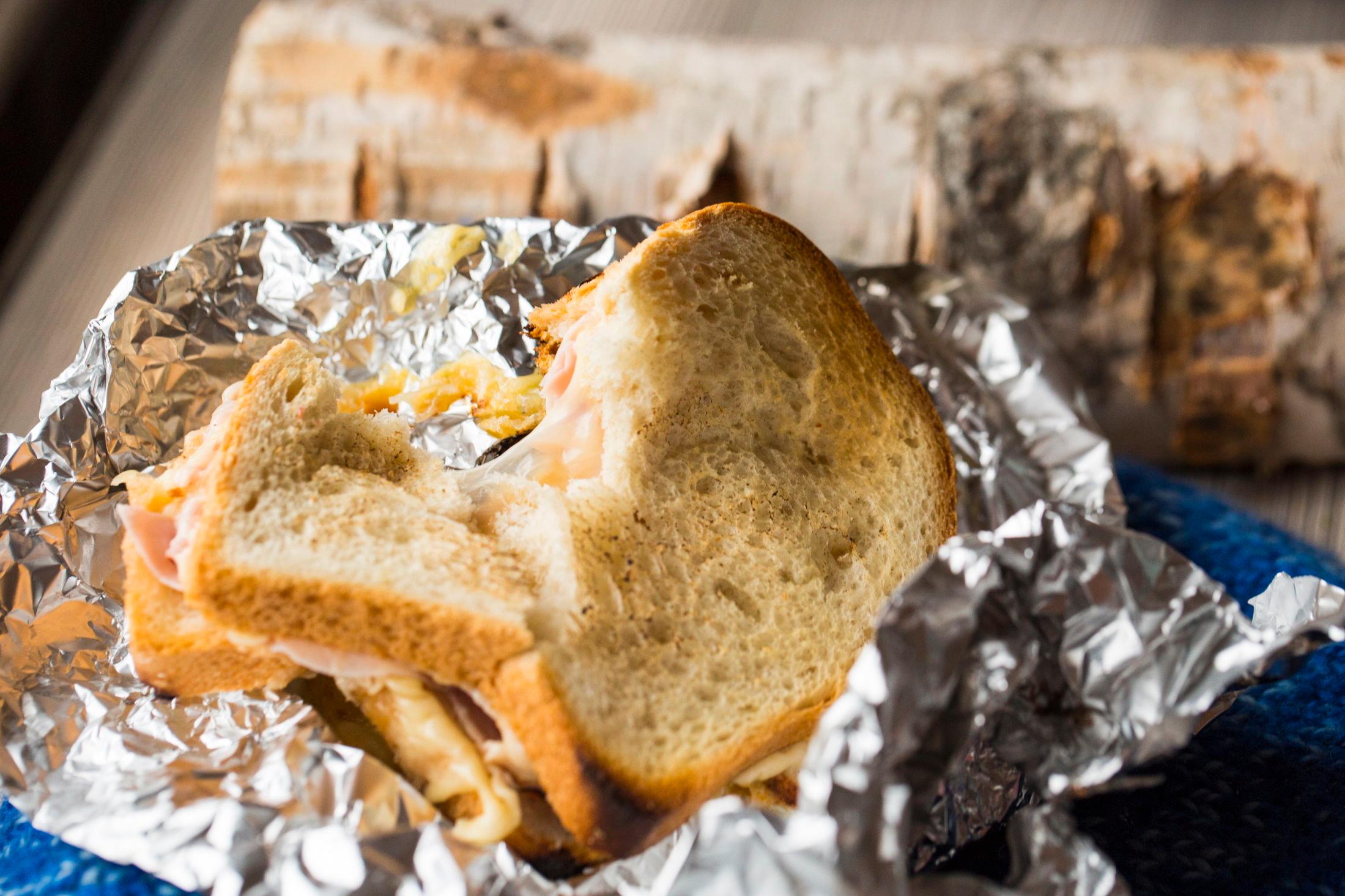 ENKELT, MEN GODT: Ostesmørbrød med ost og skinke smaker godt på tur. Her man kan selvsagt være så kreativ man vil! Foto: Sara Johannessen/VG