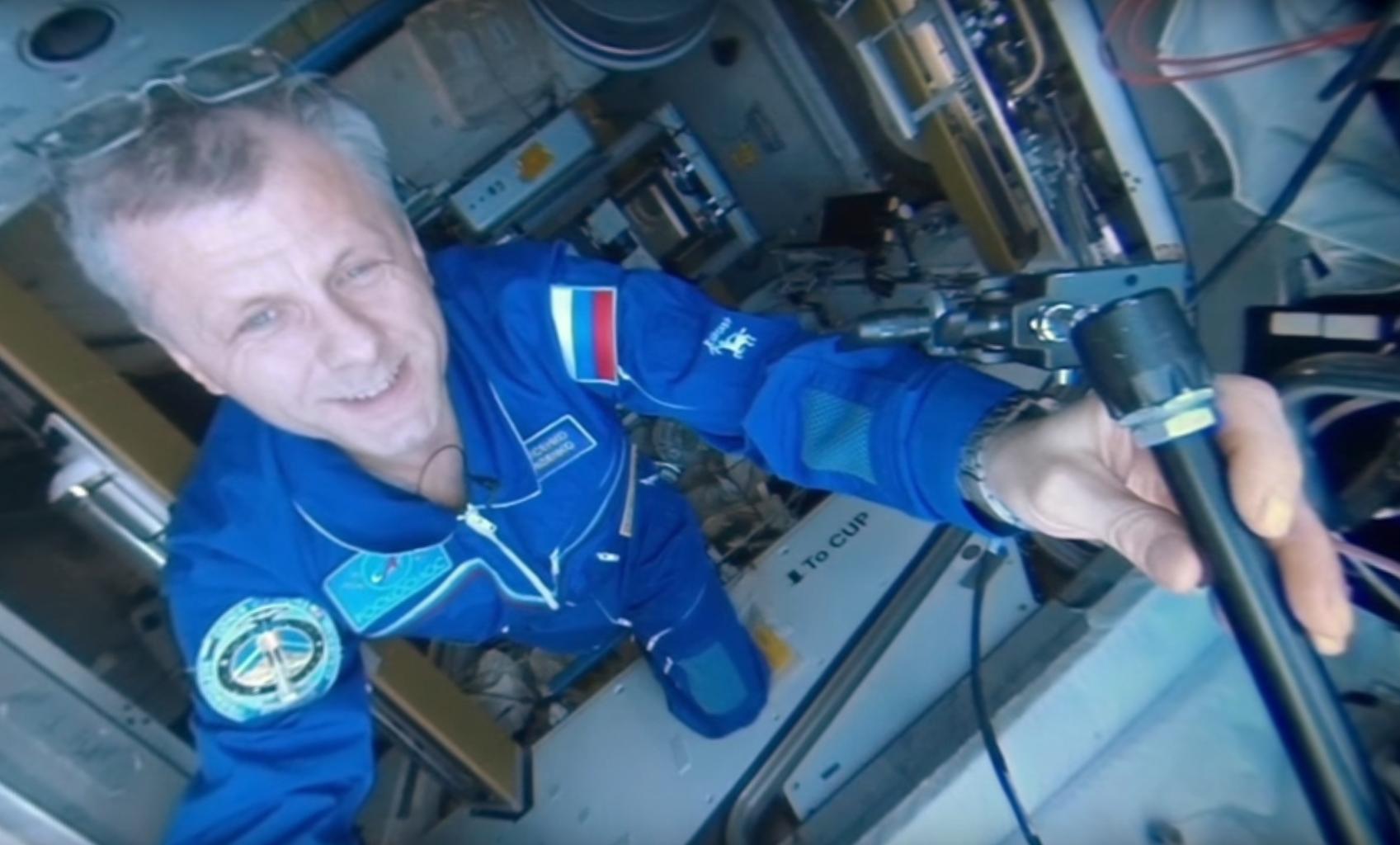 Den russiske kosmonauten Andrey Borisenko tok opp 4K-videoen med et 360-graderskamera.