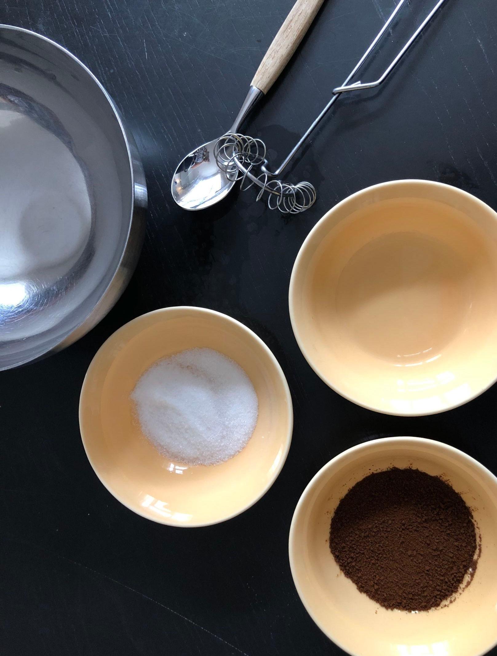 HJEMMEBARISTA: Kaffepulver, sukker og vann er det du trenger for å lage kaffeskummet. Du kan gjerne bruke en miksmaster, men har du ikke det, går det også fint med en visp. Foto: Mona Bristøl