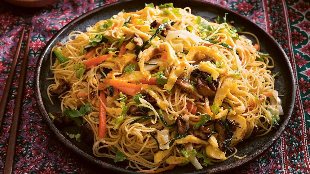 Vegetarisk wok med grönsaker, svamp och ägg