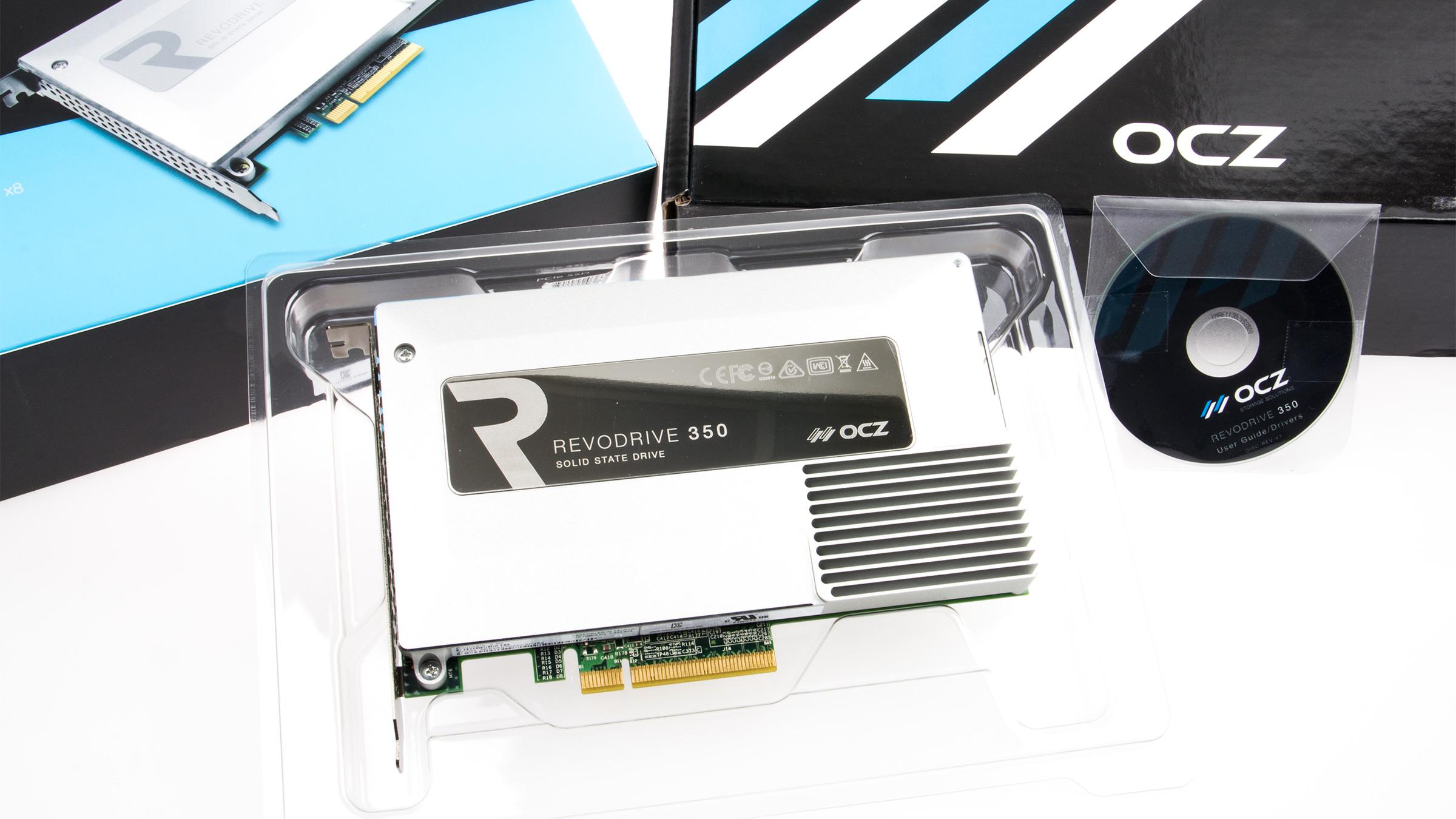 Splitter nye OCZ RevoDrive 350 SSD er blank og fin, og nytt av året er at enheten er omsluttet av en svær varmespreder. Den lille mini-CD-en med drivere hadde vi ikke bruk for.Foto: Varg Aamo, Hardware.no