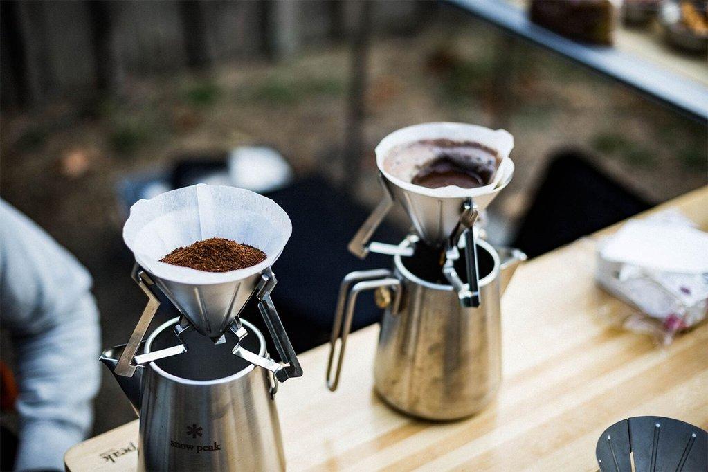 Sammenleggbar kaffe-drypper fra Snow Peak som passer de fleste underdeler. 