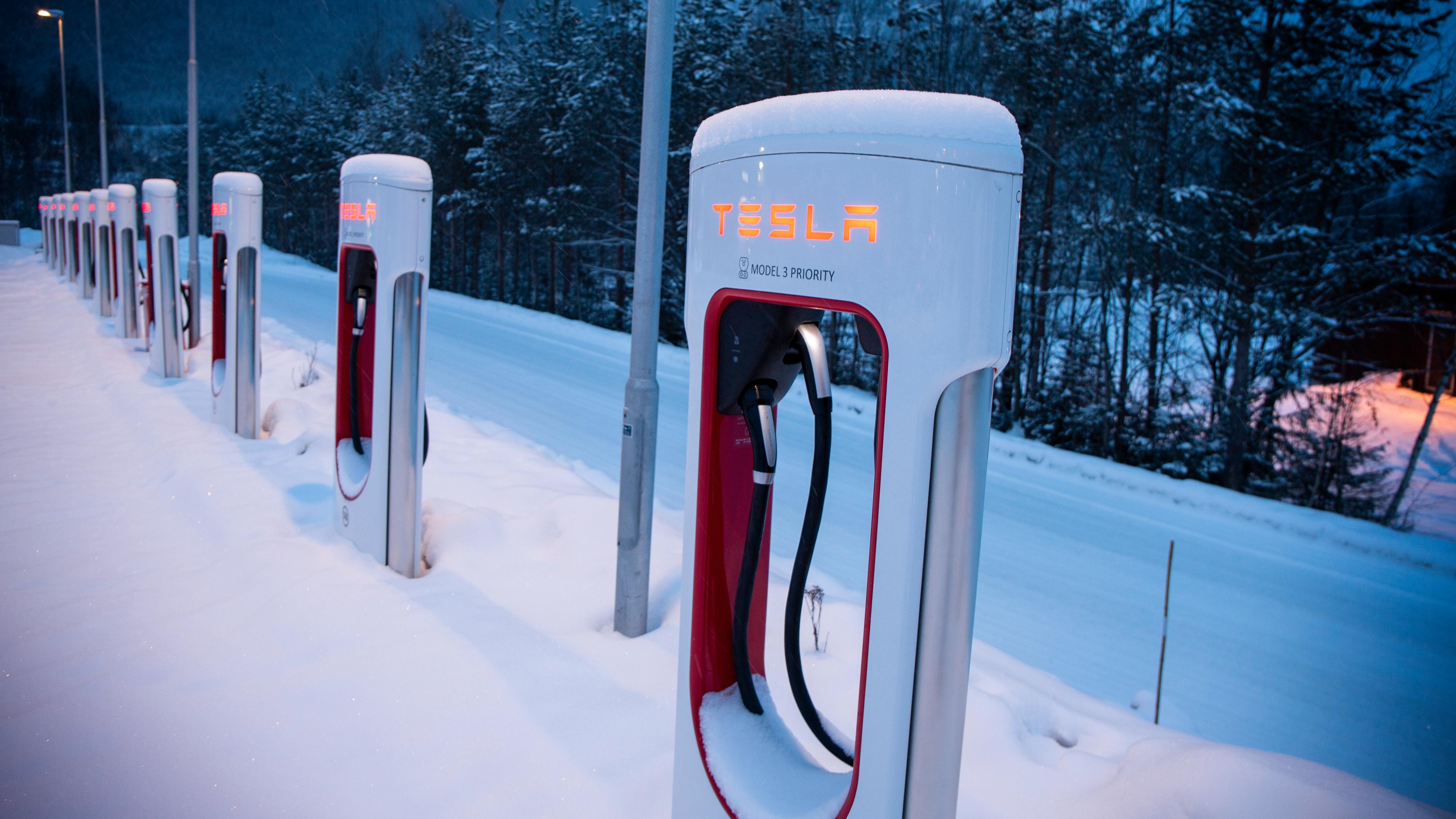 Tesla varsler at de skal åpne en ny Supercharger-stasjon i Oslo sentrum, sammen med tre andre på sentrale steder i hovedstaden. Her fra stasjonen på Hafjell. 
