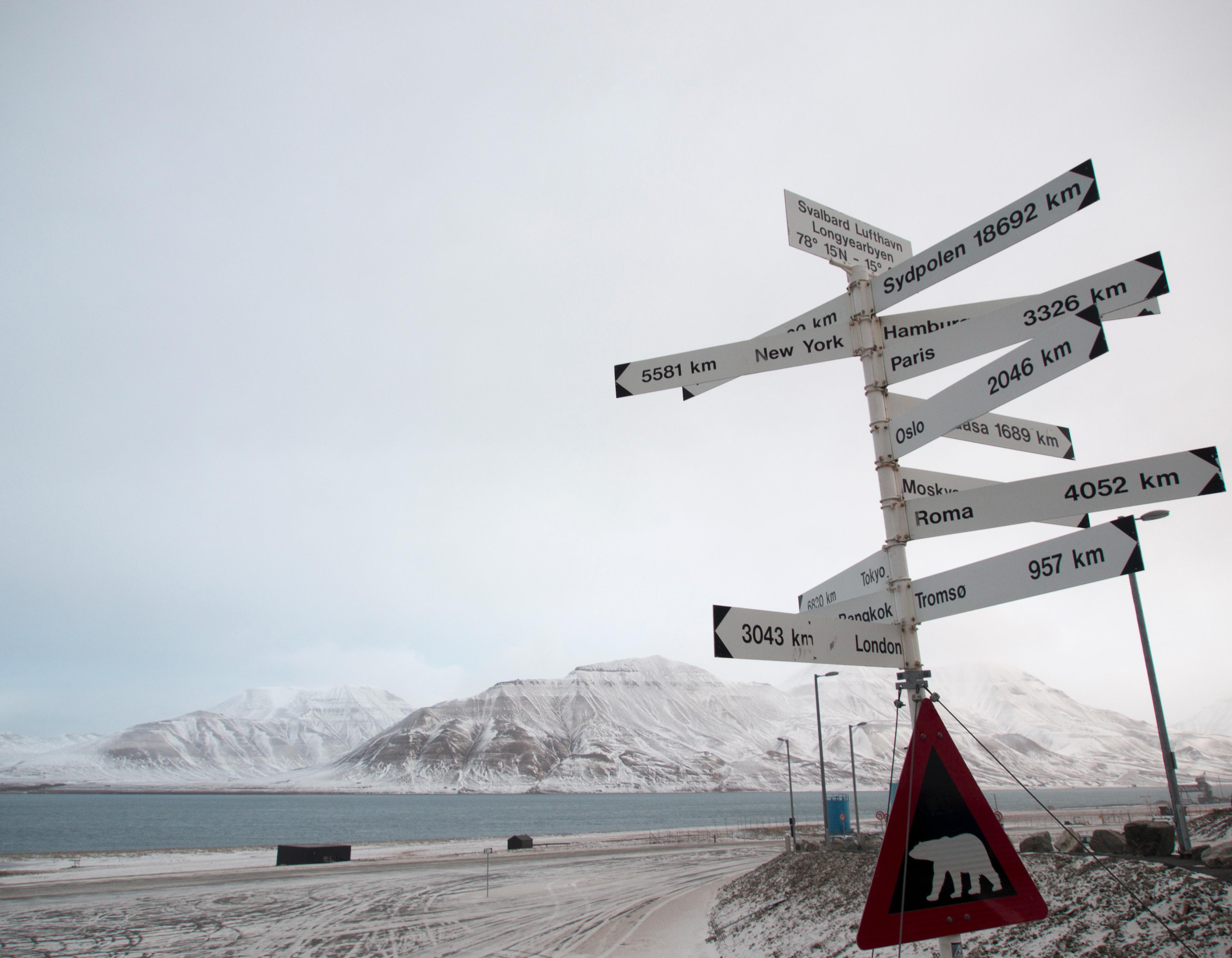 E-M1: 100 ISO, f/3.5, 1/200, 12mm. Fra Svalbard Lufthavn er det ganske langt til de aller fleste steder.Foto: Kjersti Stuestøl