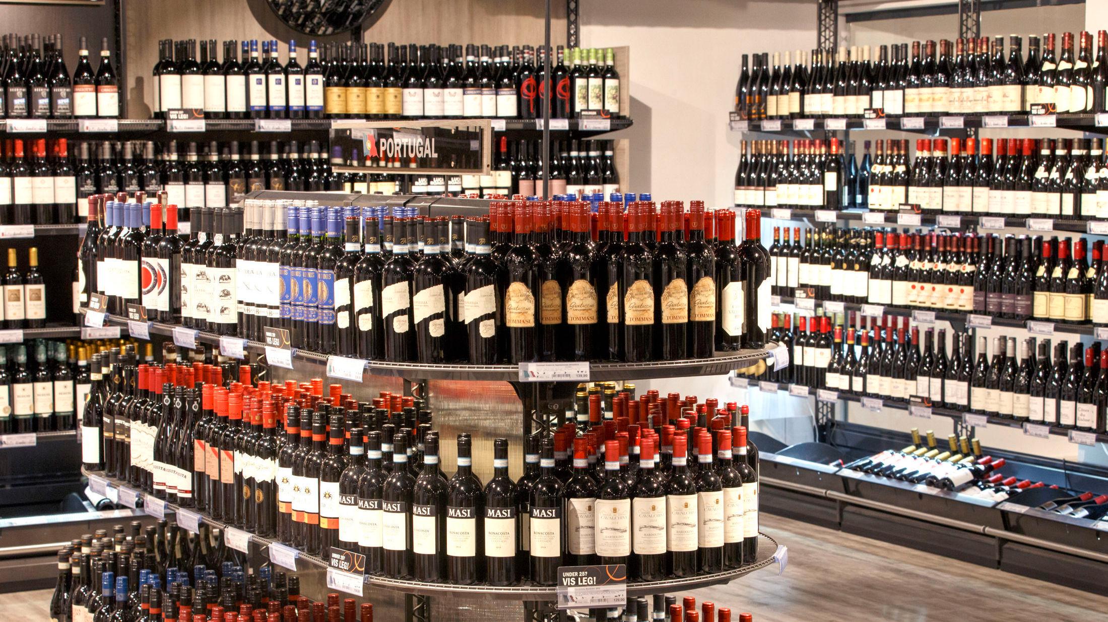 VALGETS KVALER: Det er ikke lett å finne den rette vinen blant alle flaskene på vinmonopolet. Foto: Gorm Kallestad/NTB scanpix