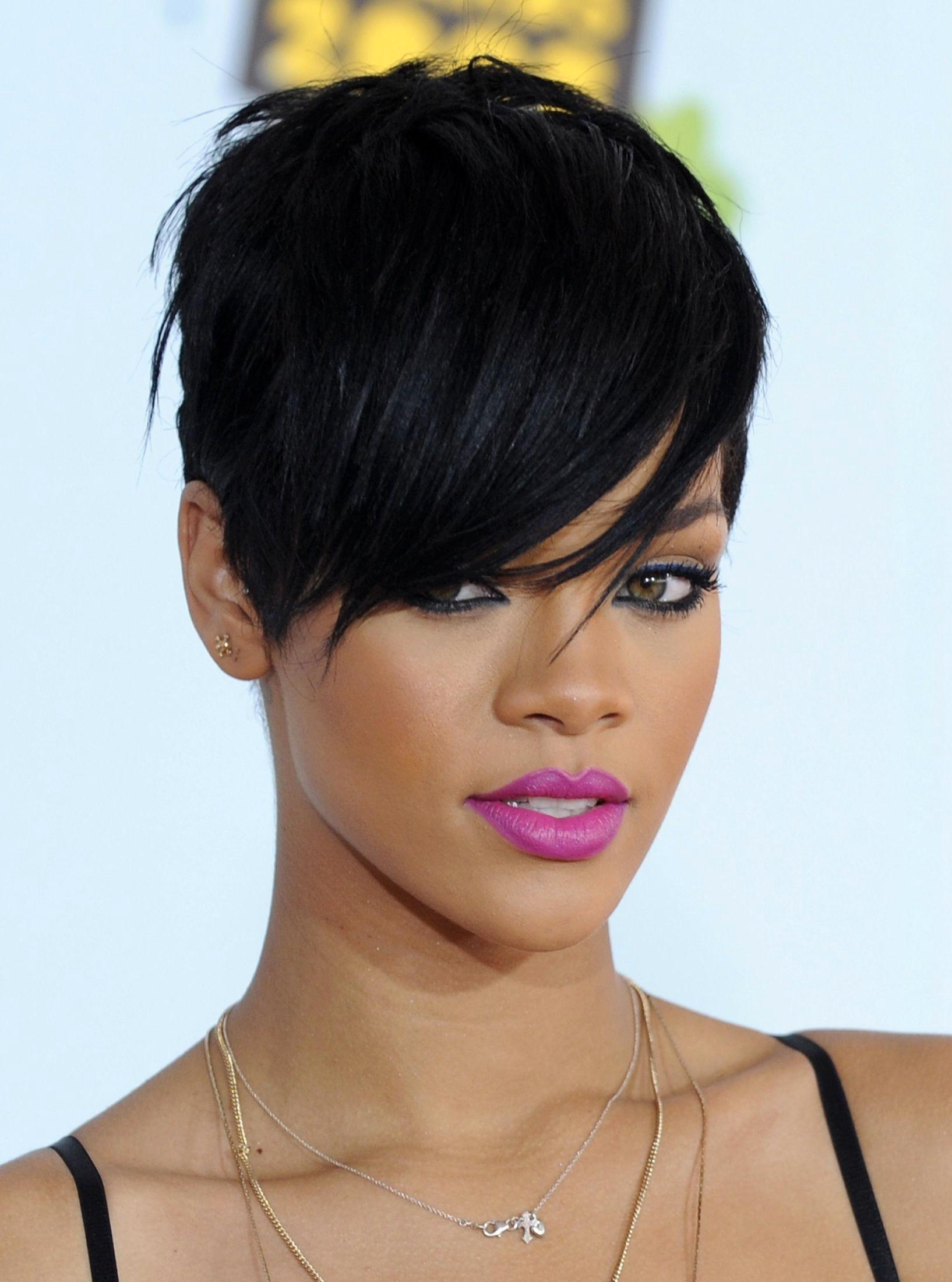 RØFF: Rihannas nye, skarpe look fører til at kvinner verden over klipper håret kortere. Sminken er også hardere og mer fargerik enn vi er vant til å se artisten med. På denne tiden er hun kjæreste med Chris Brown som senere blir arrestert for mishandling. Foto: Chris Pizzello/AP.