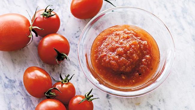 Ketchup på färska tomater