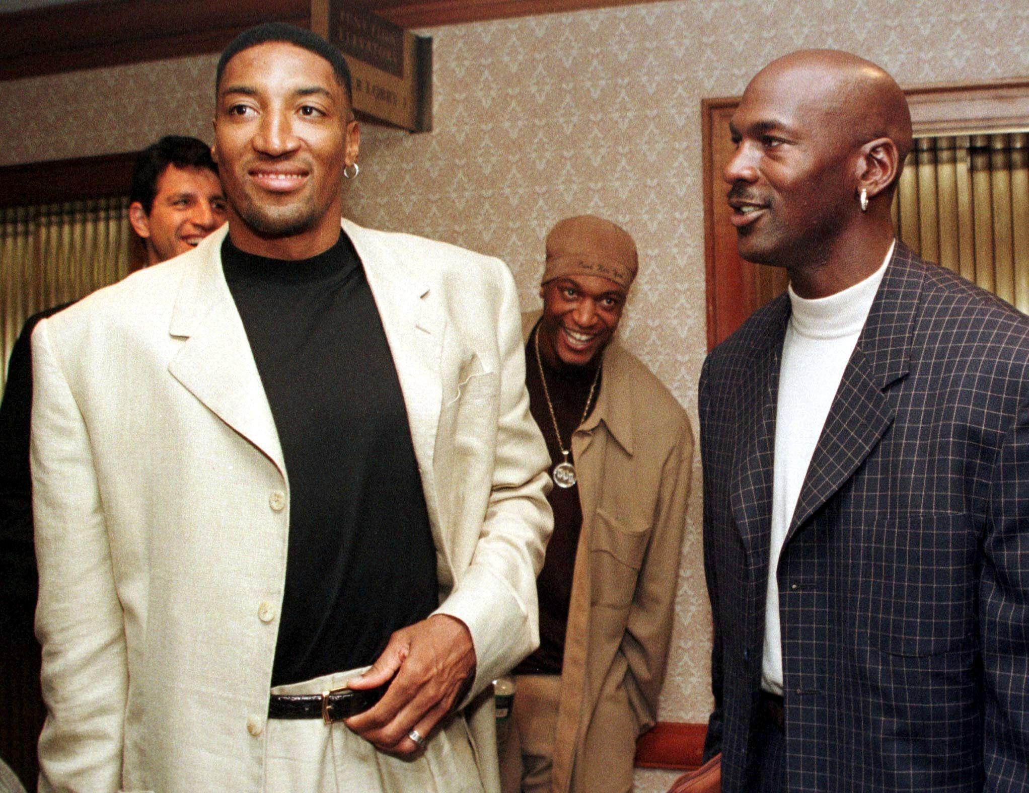 DRESS: Basketspillerne Scottie Pippen og Michael Jordan med hoops og dress i 1998. Foto: Reuters