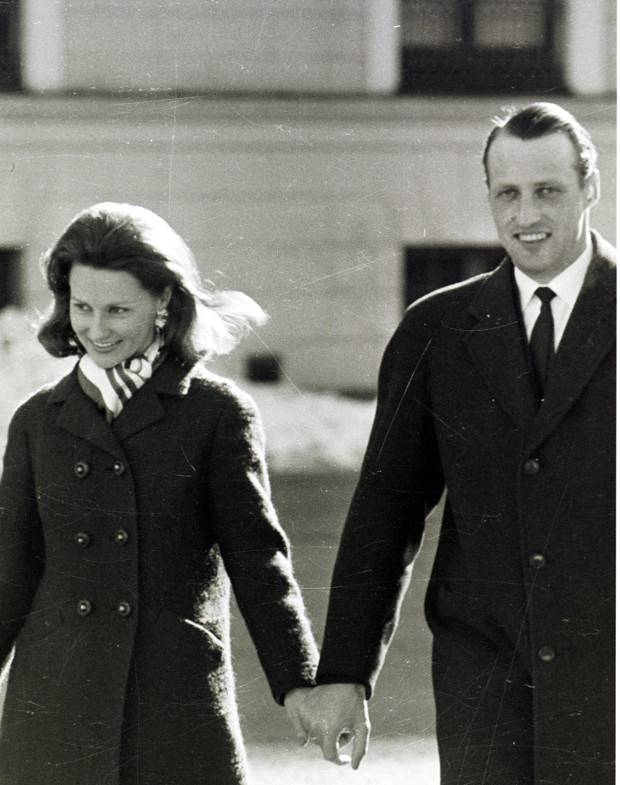 Dronning Sonja og Kong Harald da de annonserte forlovelsen sin i 1968. 