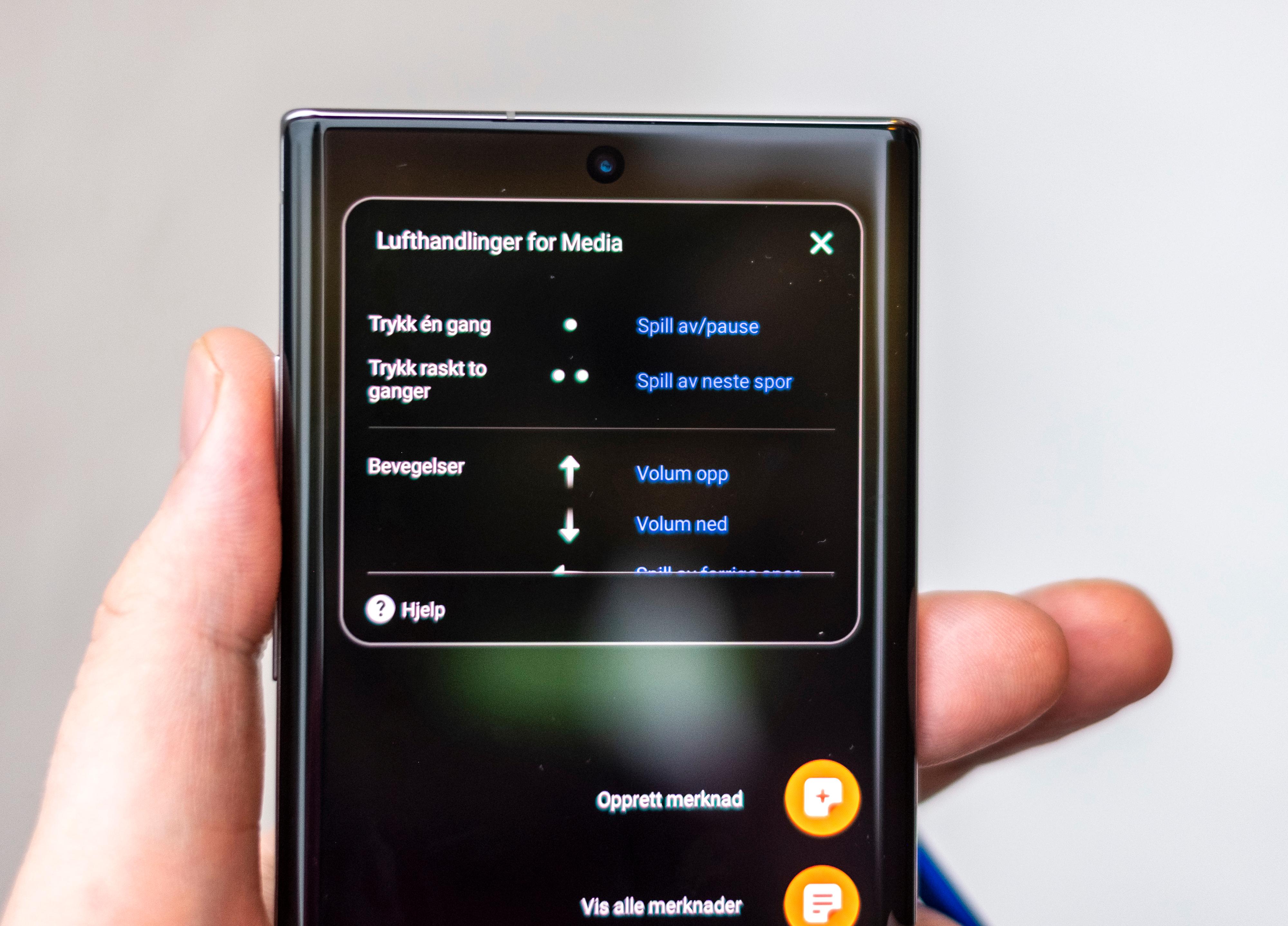 Du kan fjernstyre både Samsung-funksjoner og andre apper ved å vifte rundt i luften med pennen eller trykke på den innebygde knappen i den. Batteriet varer i omtrent tolv timer.