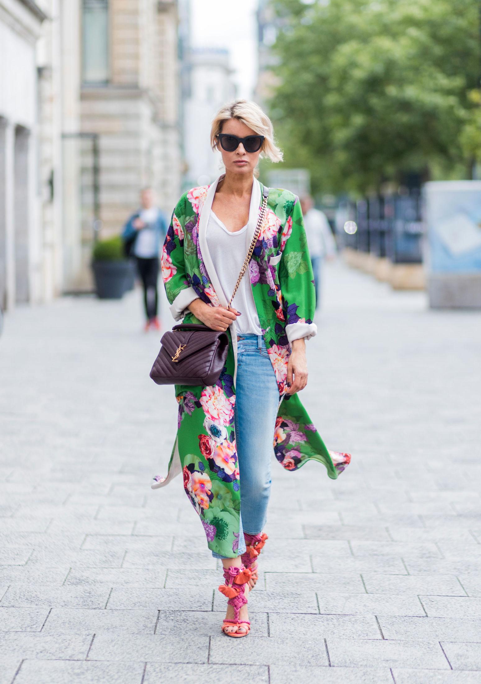 TIL JEANS: Modell og moteblogger Gitta Banko har på seg en grønn kimono fra Zara over en hvit t-skjorte fra James Perse og jeans fra Rag & Bone. Foto: Getty Images.