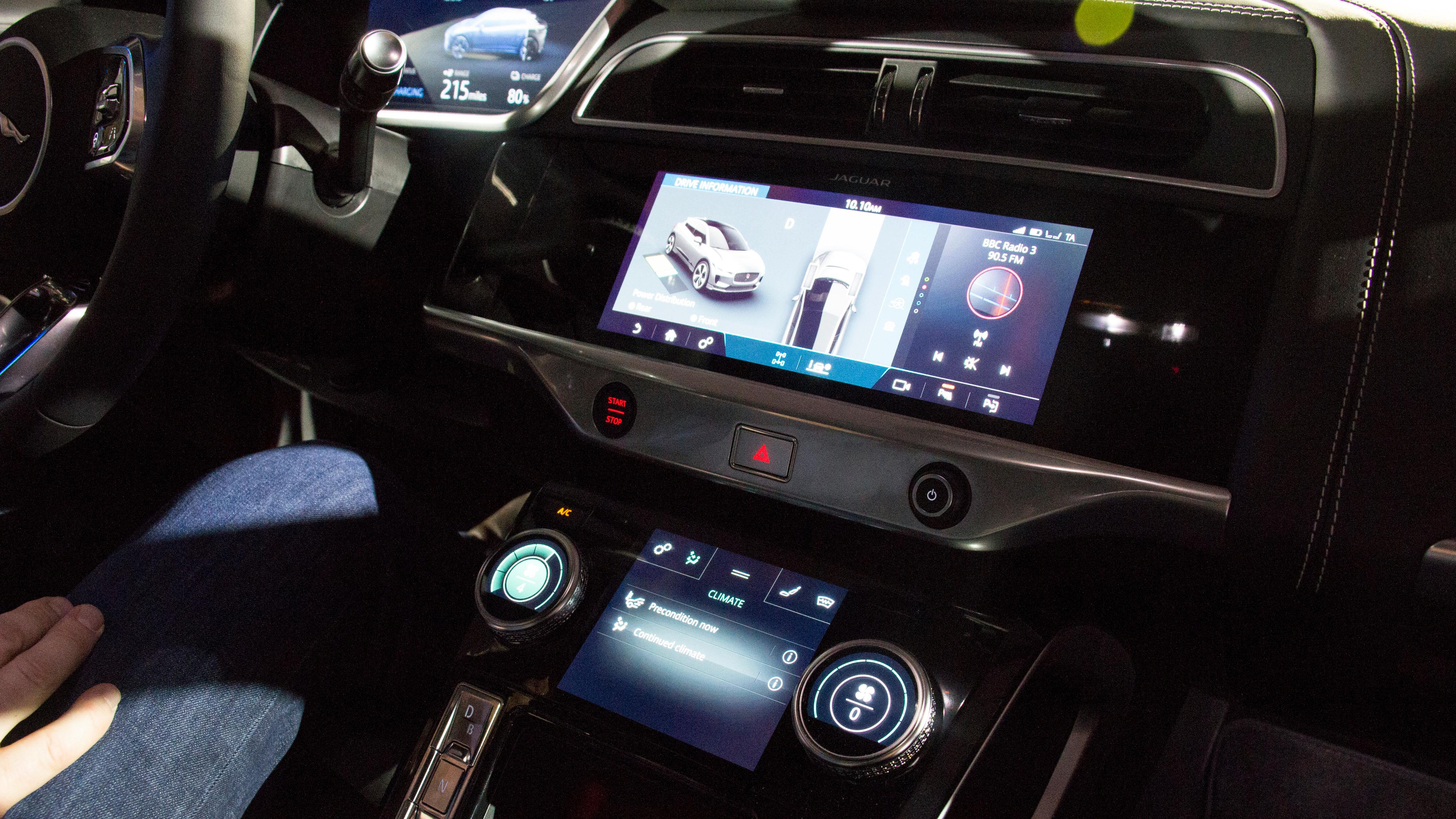 Bilen har to infotainmentskjermer i midtkonsollen, en på 12 tommer og en mindre. Dessuten sitter det en stor skjerm i panelet foran føreren, og heads-up display er mulig å få som tilvalg.