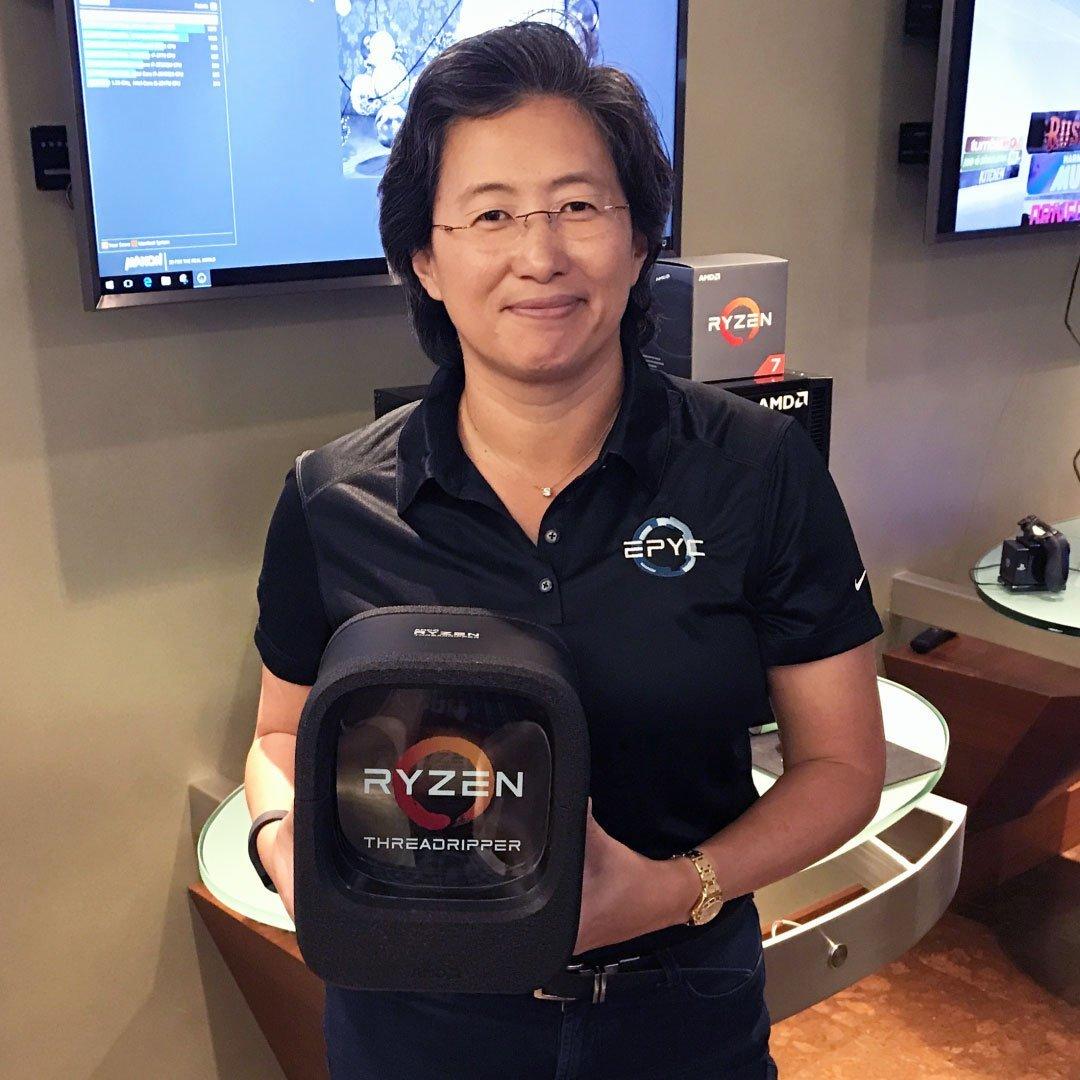 AMDs toppsjef Lisa Su med Ryzen Threadripper i retailforpakningen.