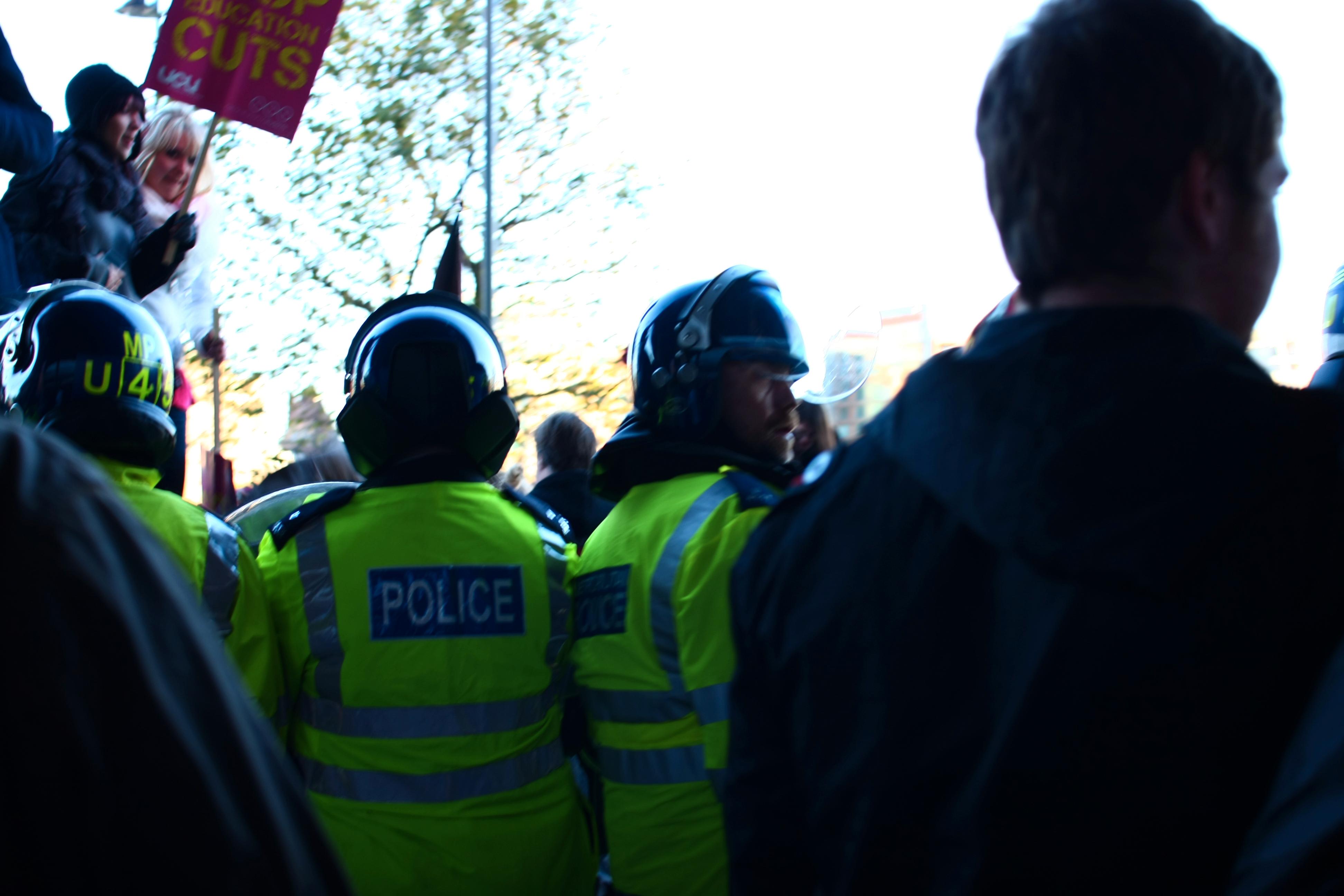 Å havne på feil side av en politisperring når sinte studenter knuser Millbank Tower anbefales ikke.Foto: Hanna Magnussen Krogvold