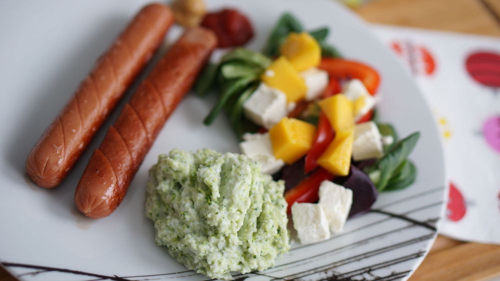 SUPERENKELT: Pølse til middag, er det sunt da? Det finnes ikke nei-mat i en sunn livsstil, og du kan fint spise bearbeidede kjøttprodukter en til to ganger i uken. Sørg for at tilbehøret er av den grønne sorten.