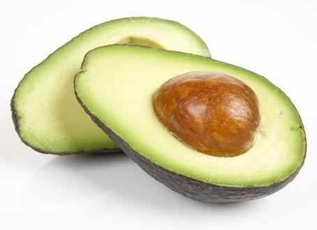 Hvis du først skal bruke avokadoen om et par dager, kjøp harde avokadoer i butikken og la den ligge på kjøkkenbenken i en papirpose - så er den klar til bruk når du er! (Foto: Opplysningskontoret for frukt og grønt.)