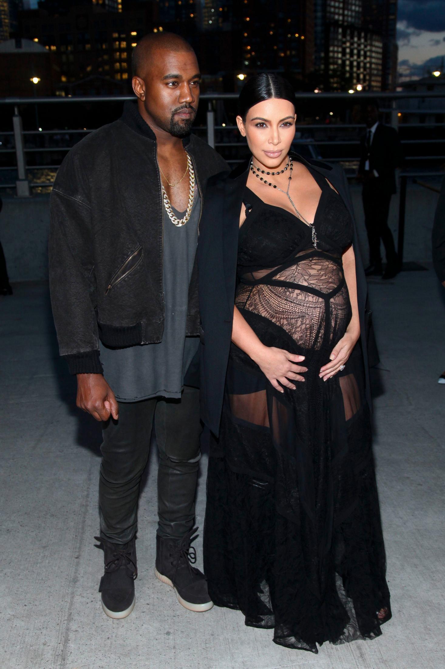 GIVENCHY: Kim Kardashian West og Kanye West i Paris i 2015. Foto: Andy Kropa/AP