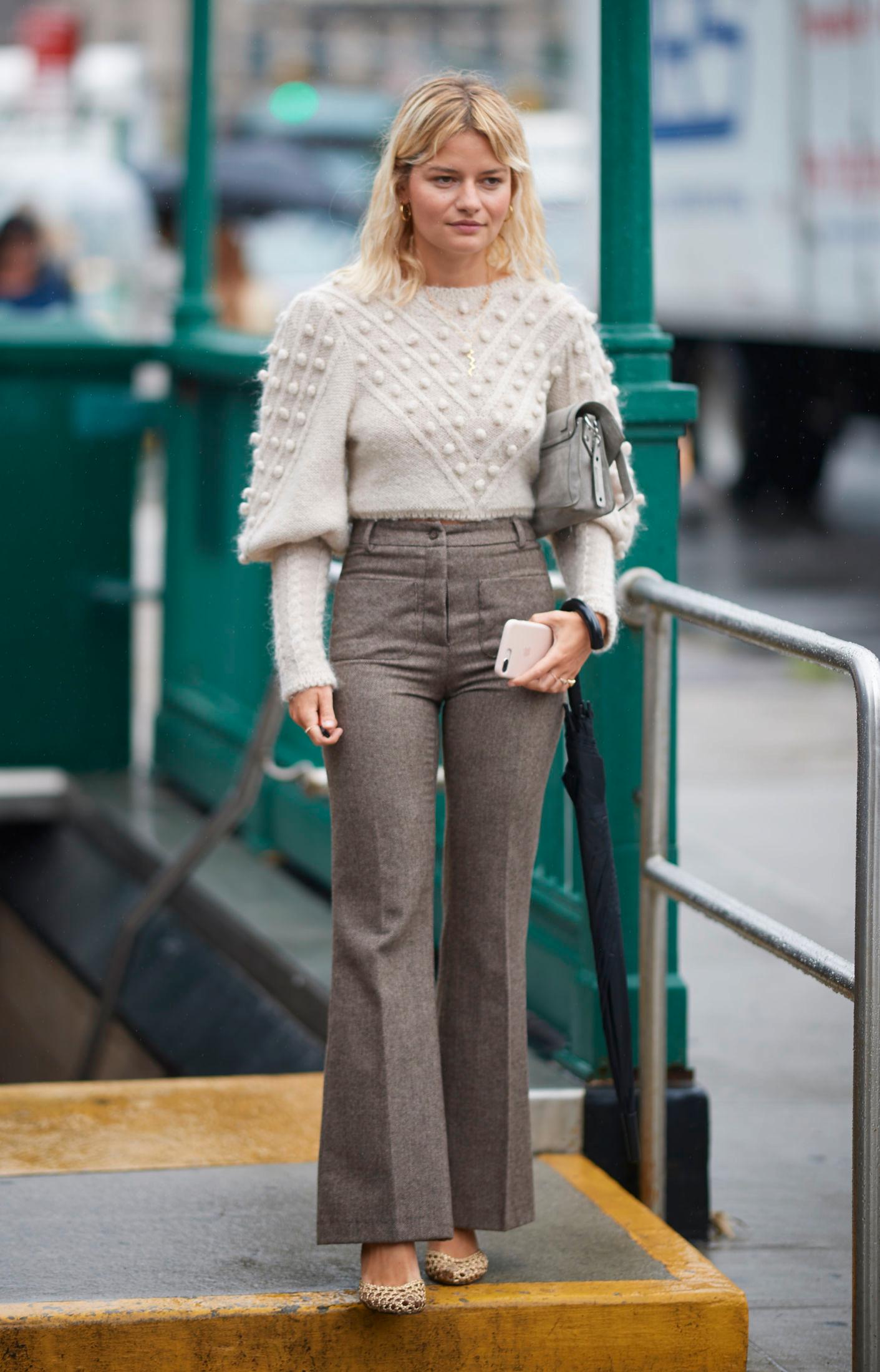 KUL STRIKK: Den franske it-jenta Sabina Socol viser at en fin strikkegenser alltid fungerer under New York Fashion Week. Foto: Getty Images.