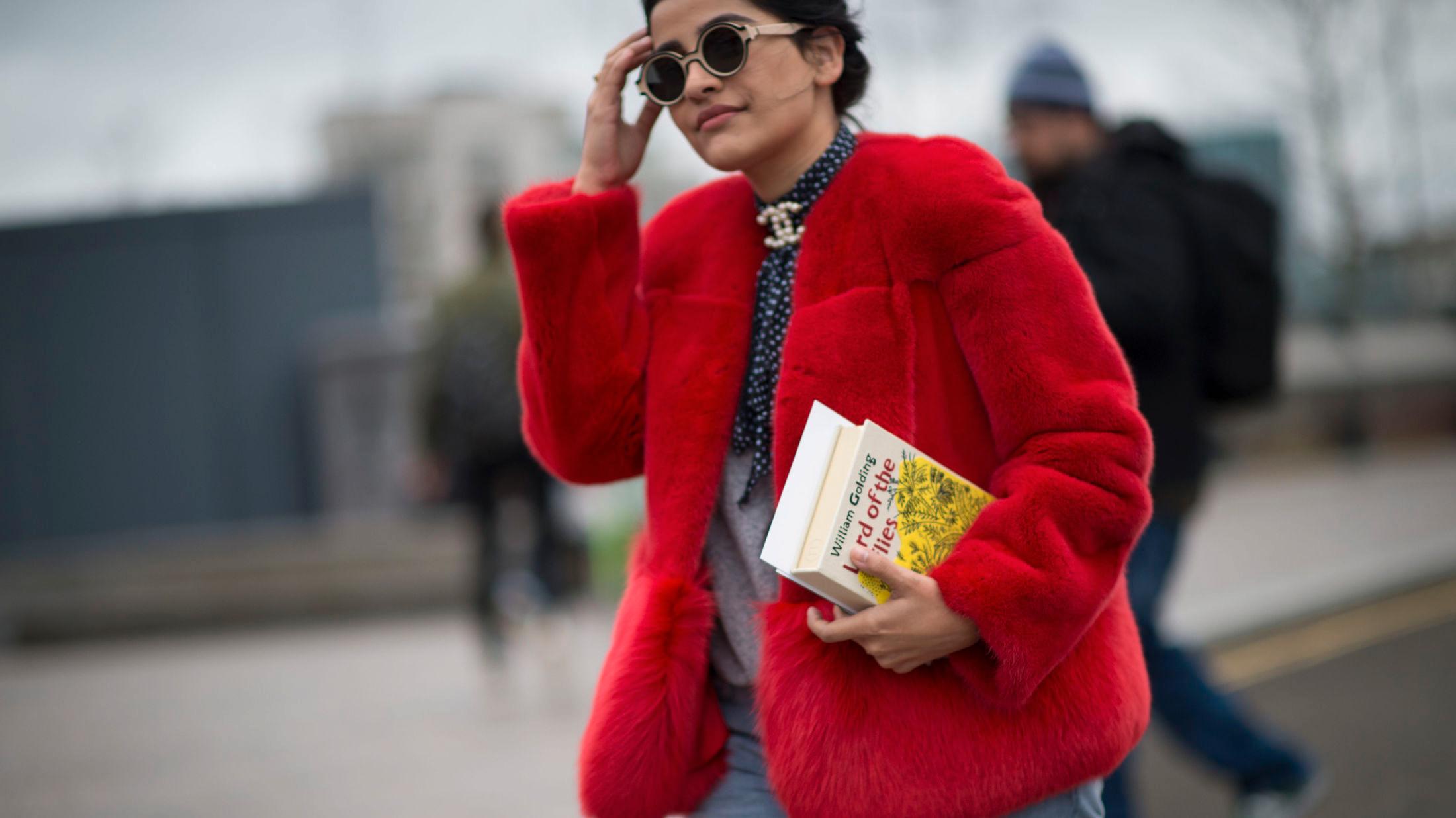 HET TREND: Under moteuken i London dukket flere fashionistaer opp med fargerik fuskepels som de stylet avslappet til olabukser og ullgensere. Foto: Getty Images