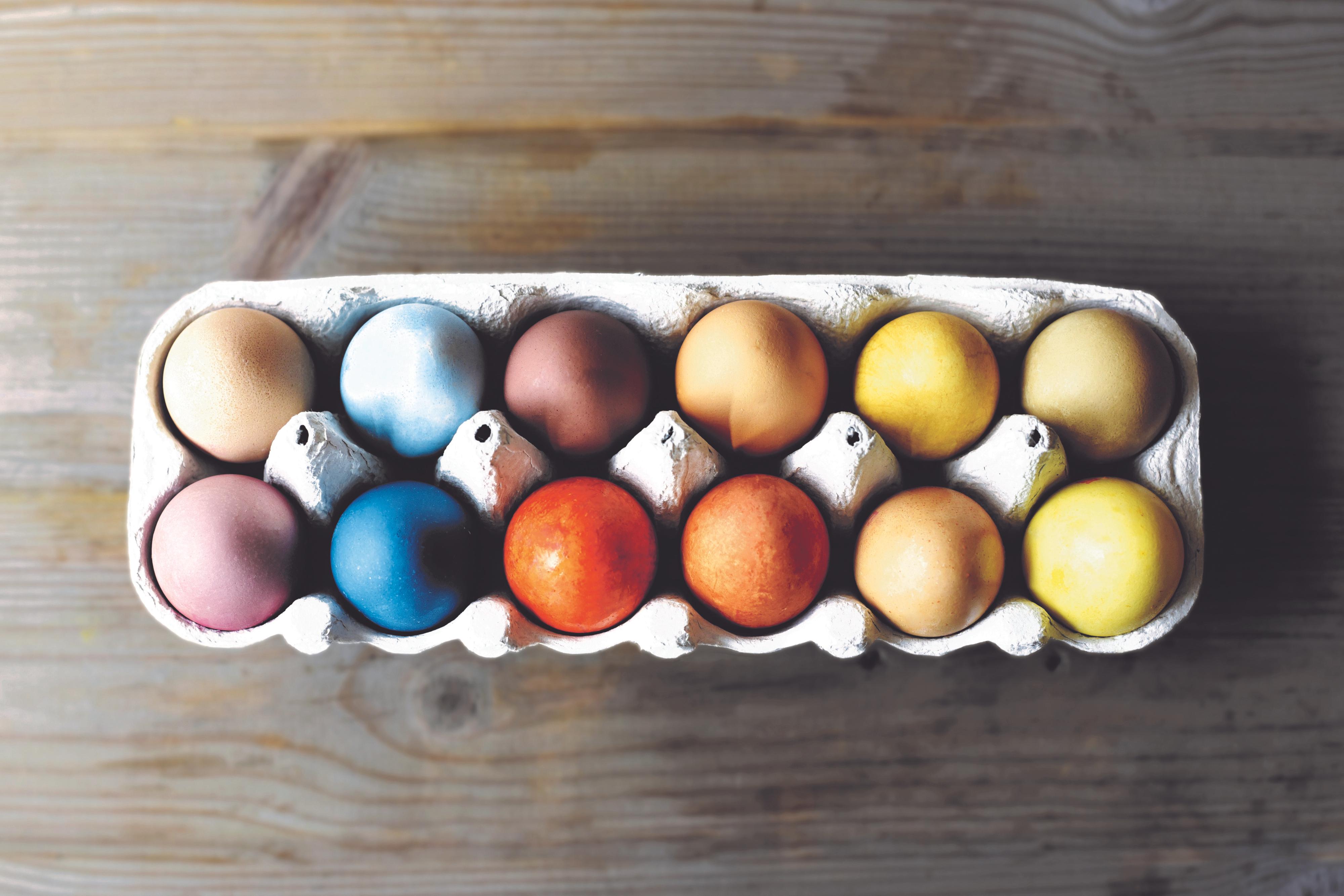 NATURENS FARGER: Snakk om å sette farge på påskefrokosten. Disse har Mia Skrataas farget med mat og krydder, oppskrift i artikkelen.