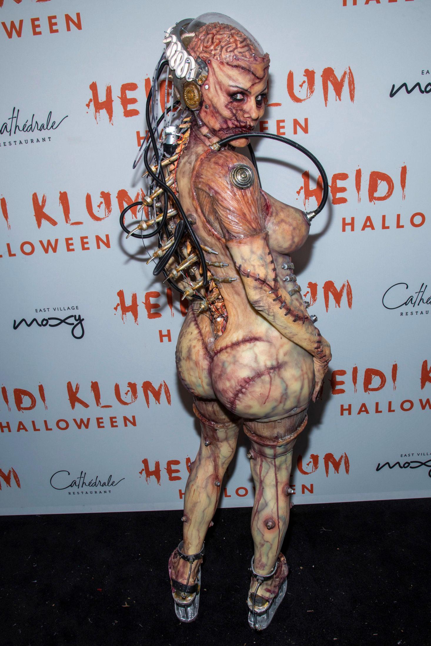 KOMPLISERT KOSTYME: Heidi Klum som utenomjordisk skapning. Foto: Charles Sykes/Invision/AP