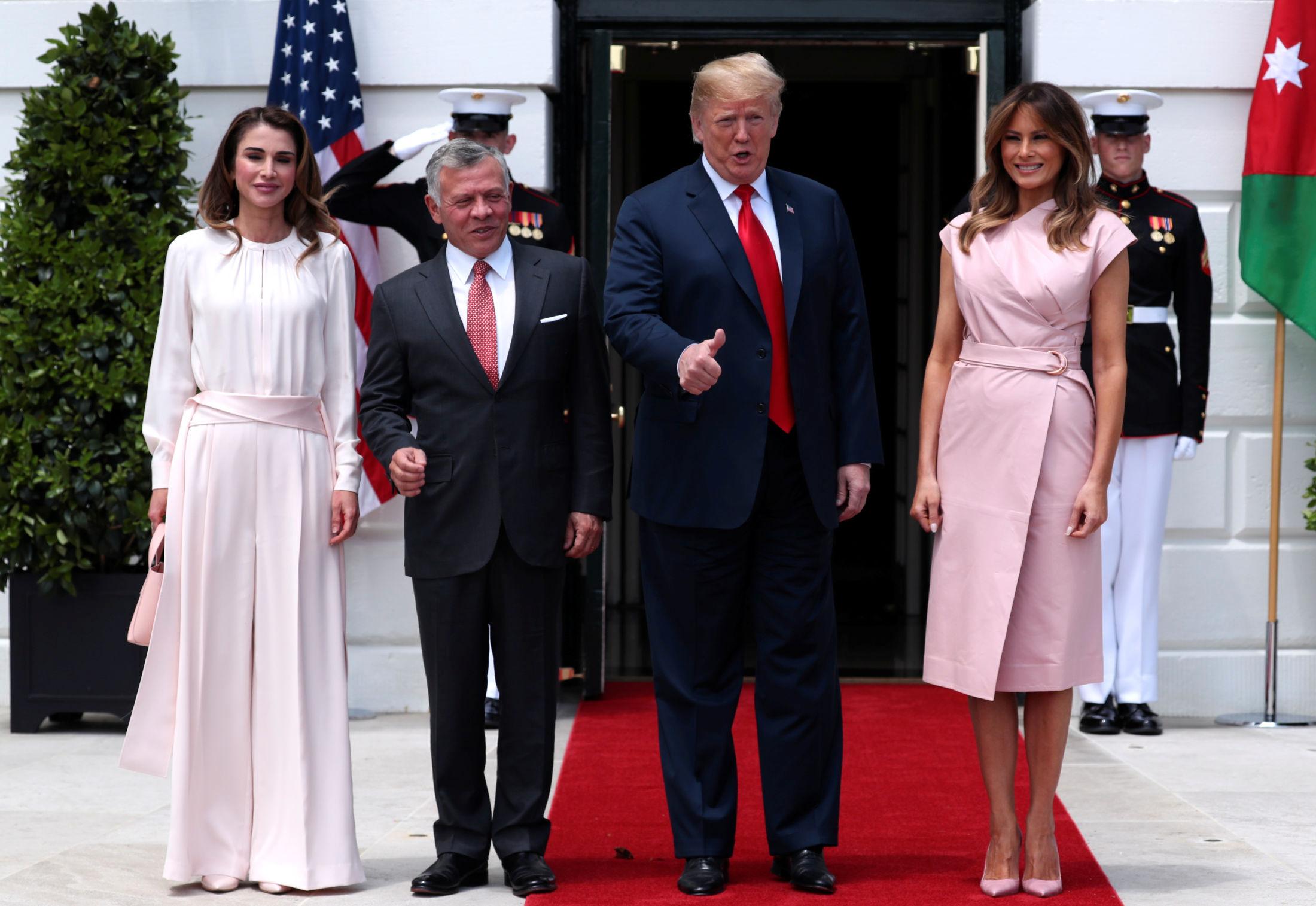 PÅ BESØK: Her er dronning Rania, kong Abdullah, president Donald Trump og førstedame Melania Trump utenfor Det hvite hus. Foto: Reuters.